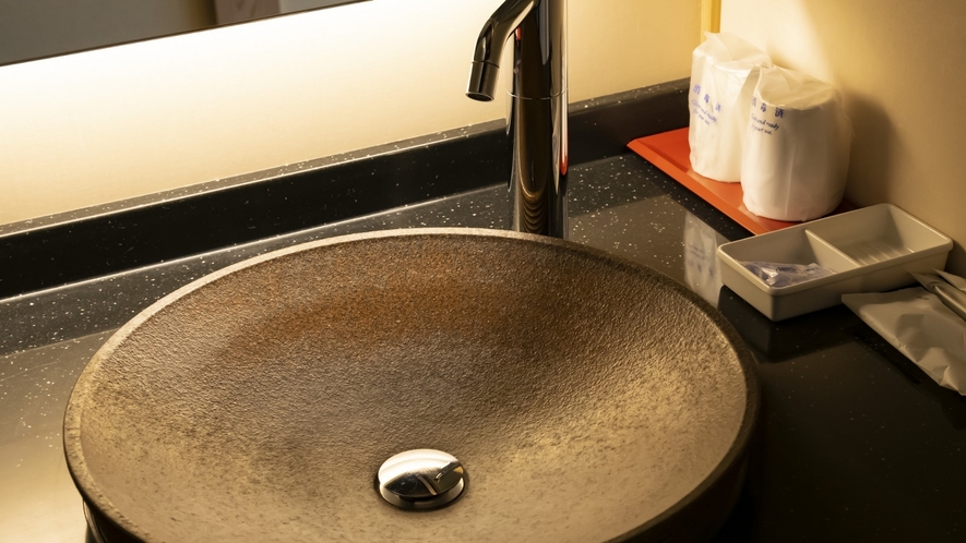 2018年リニューアル部屋の洗面台。陶器が使われています。