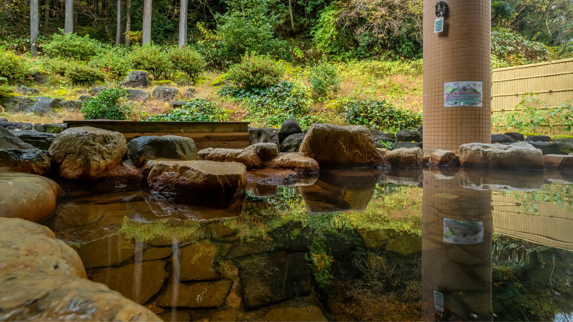 桧板と自然石を使った純日本風の露天風呂。 森林浴をしながらのんびりとかけ流しの源泉をご堪能下さい。