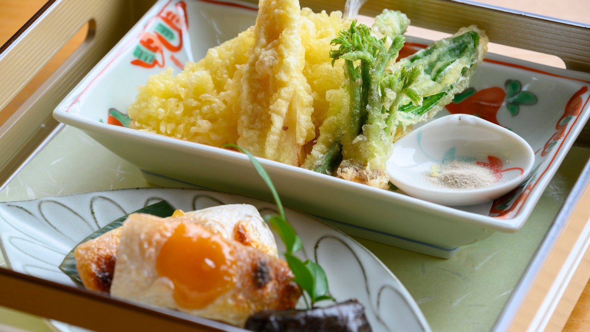 ＜特別会席＞鮭西京焼きと天ぷら。どれも福井の春を感じられるお料理ばかりです。
