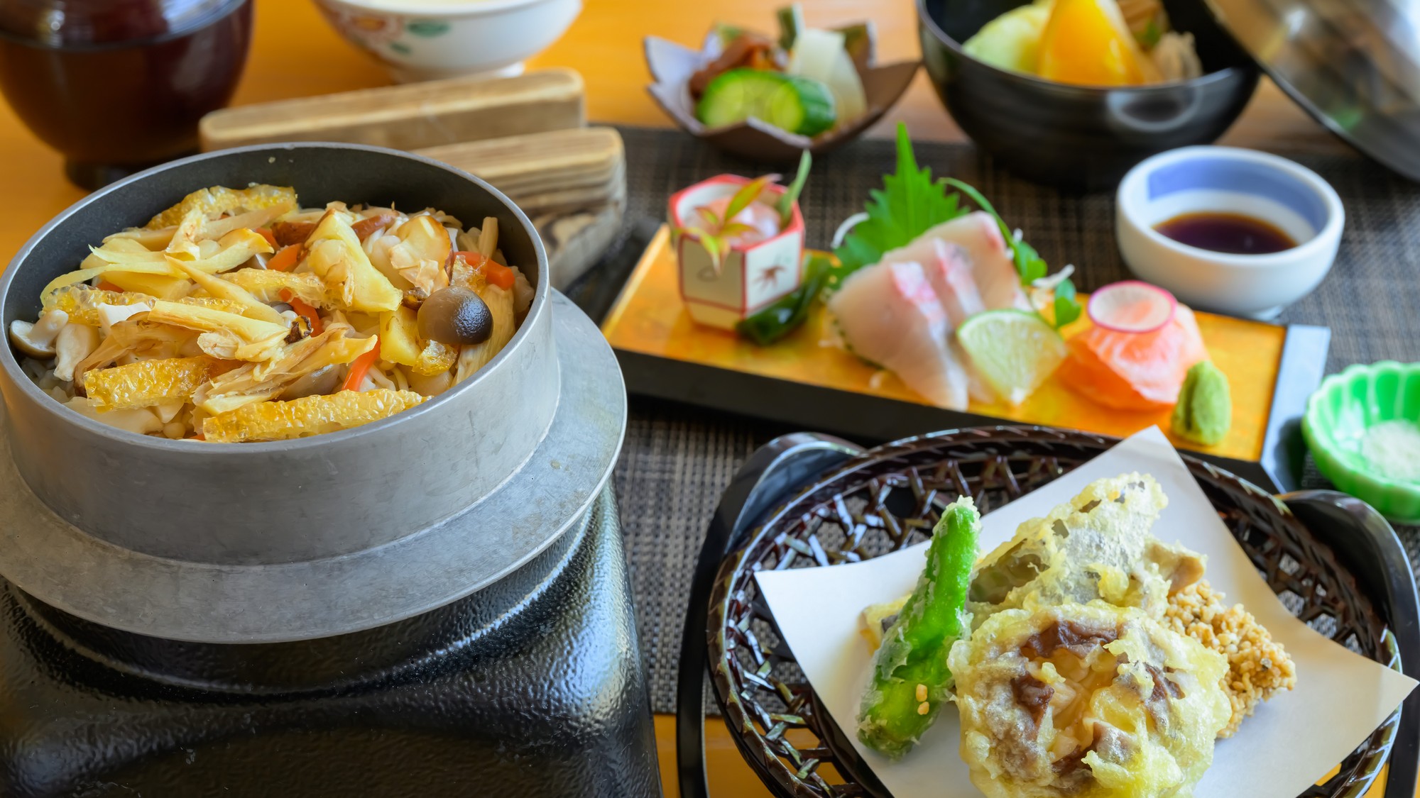 秋の越前会席〇食欲をそそるきのこ釜飯の香り。