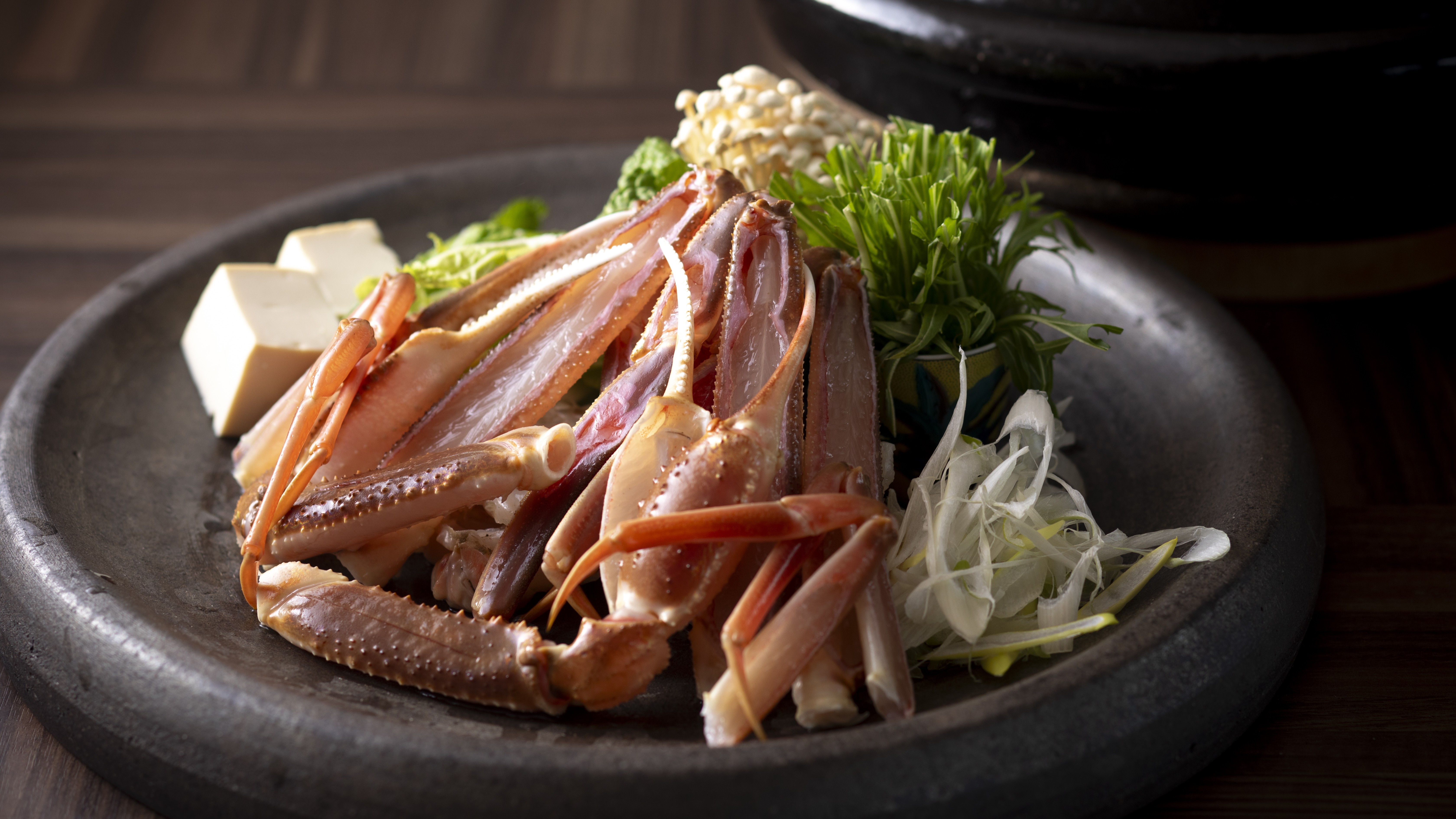 【冬・カニすき鍋】冬の定番「カニすき鍋」は、出汁の染みたカニの旨みと旬野菜の調和が美味。