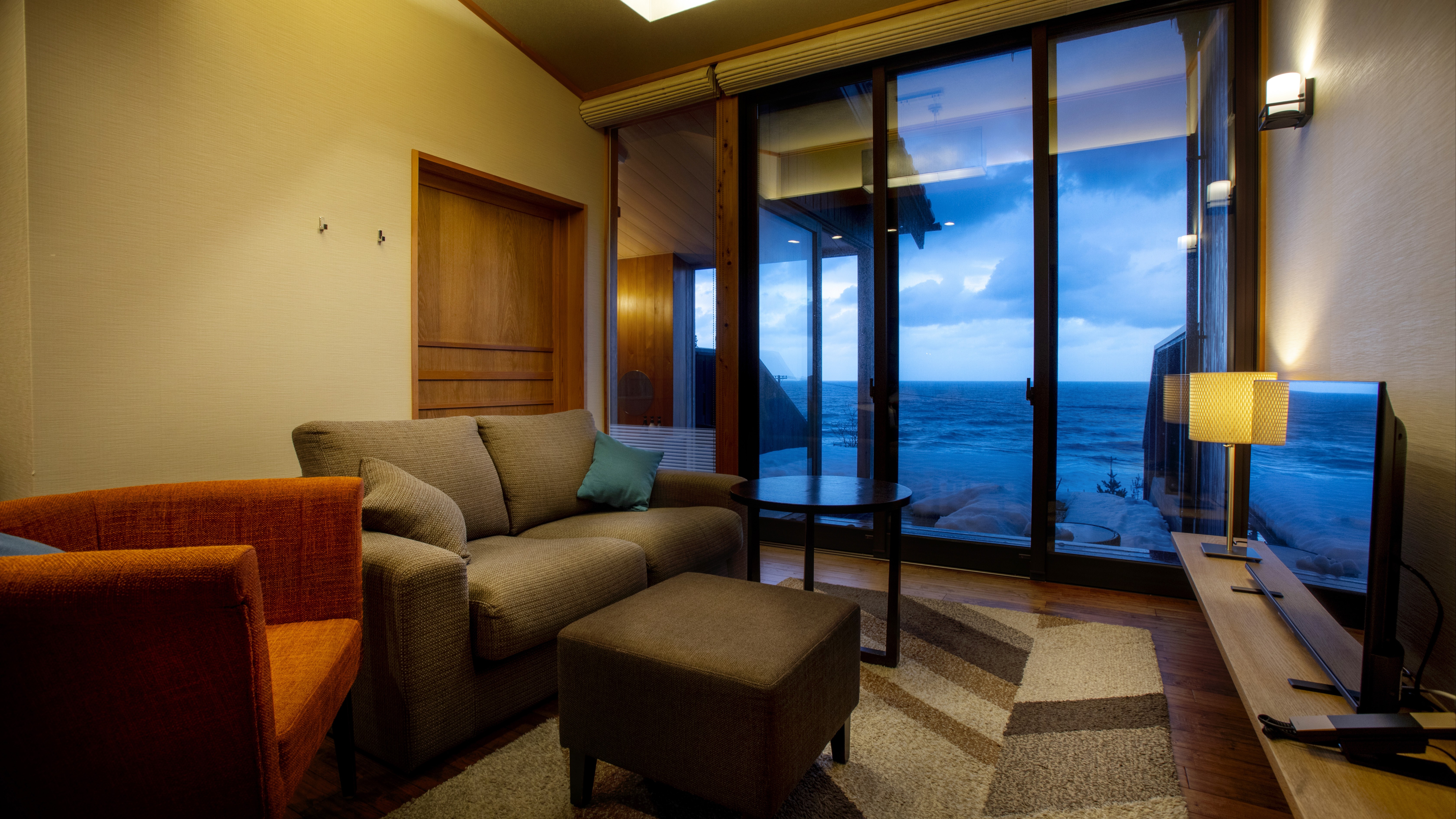 【102・海】刻一刻と変わる日本海の情景を愉しむ、オーシャンビュー和モダン客室・ダブルベッド