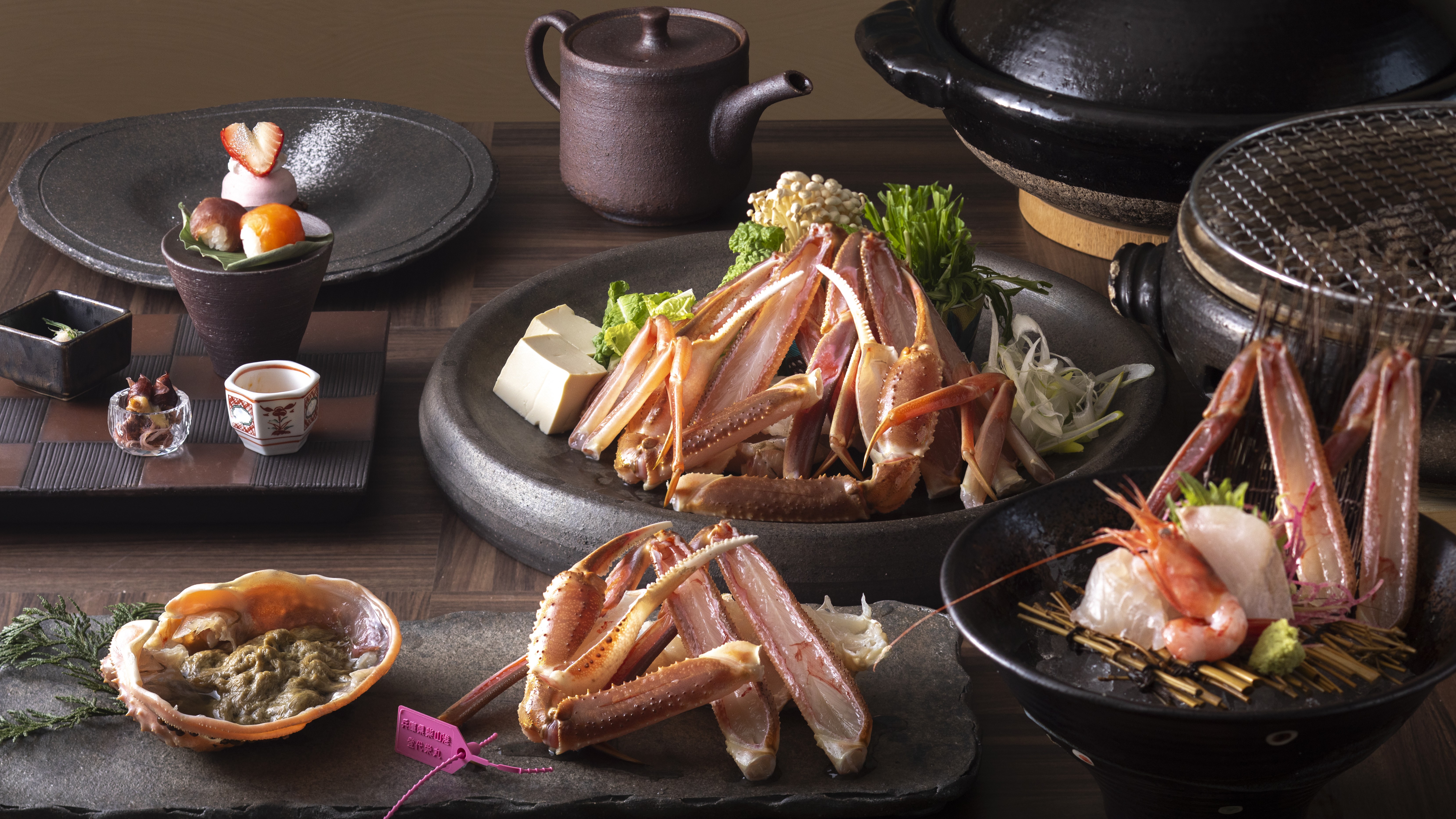 【冬・松葉ガニ会席】冬の味覚の王様・松葉ガニを余すことなく味わう贅沢&hellip;刺し・焼き・鍋などで堪能。