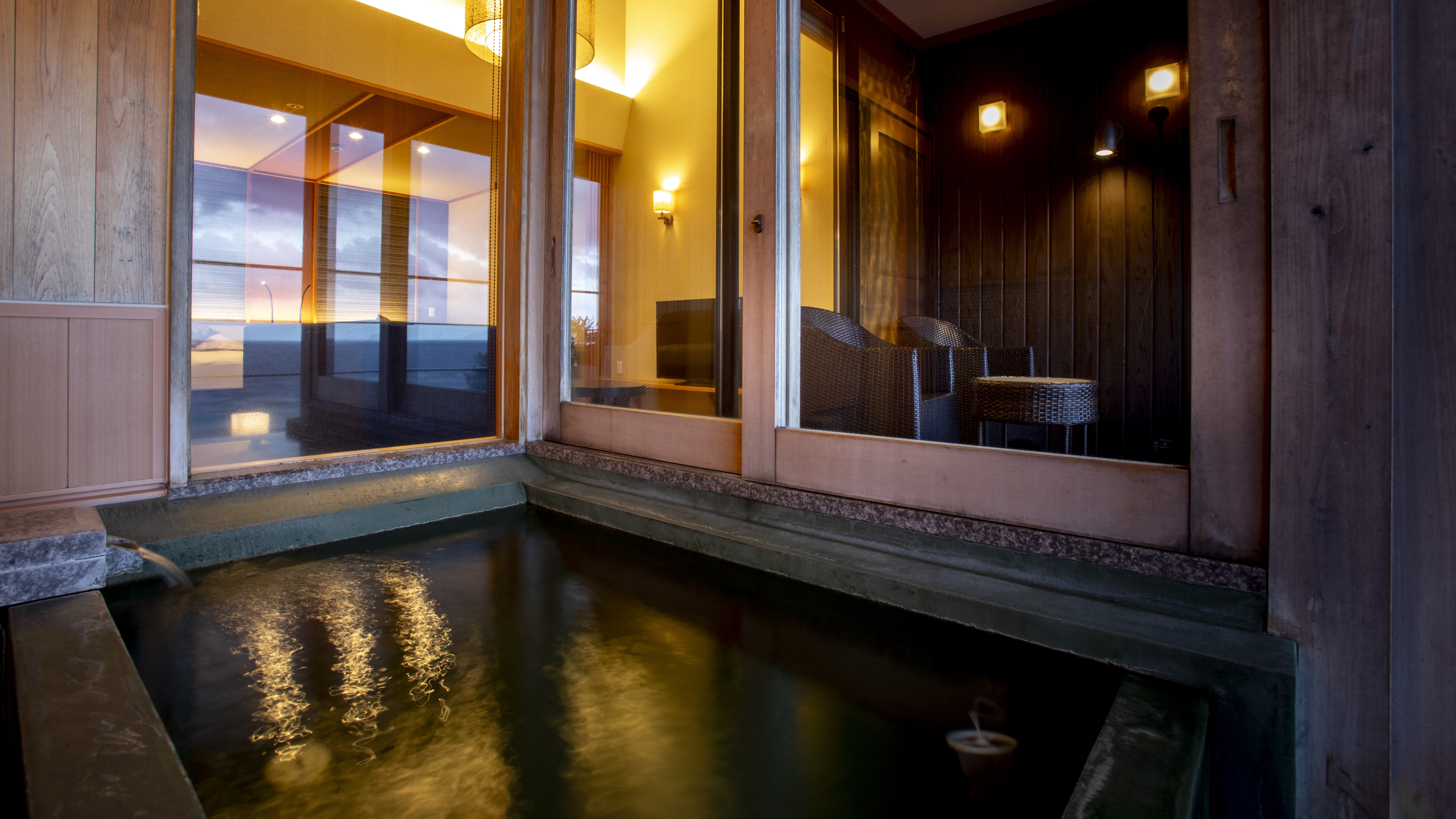 【202・地】トロトロ泉質の湯に浸かると、まるで海に浮かんでいるようなインフィニティ温泉客室露天風呂