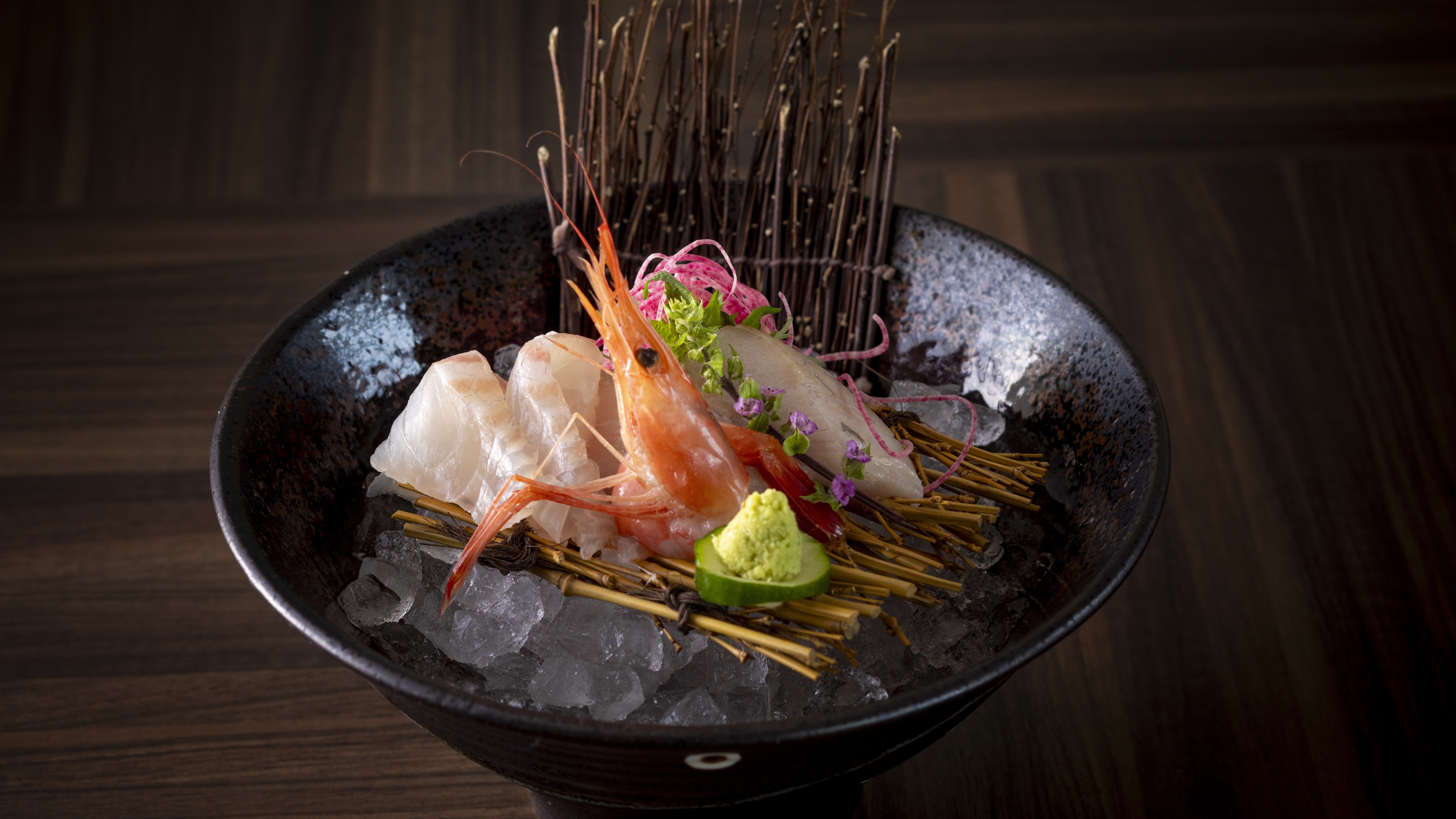 【通年・お造り】季節ごとの地魚を丁寧に盛り込んだお造りは、鮮度と美しさにこだわった海の恵み。