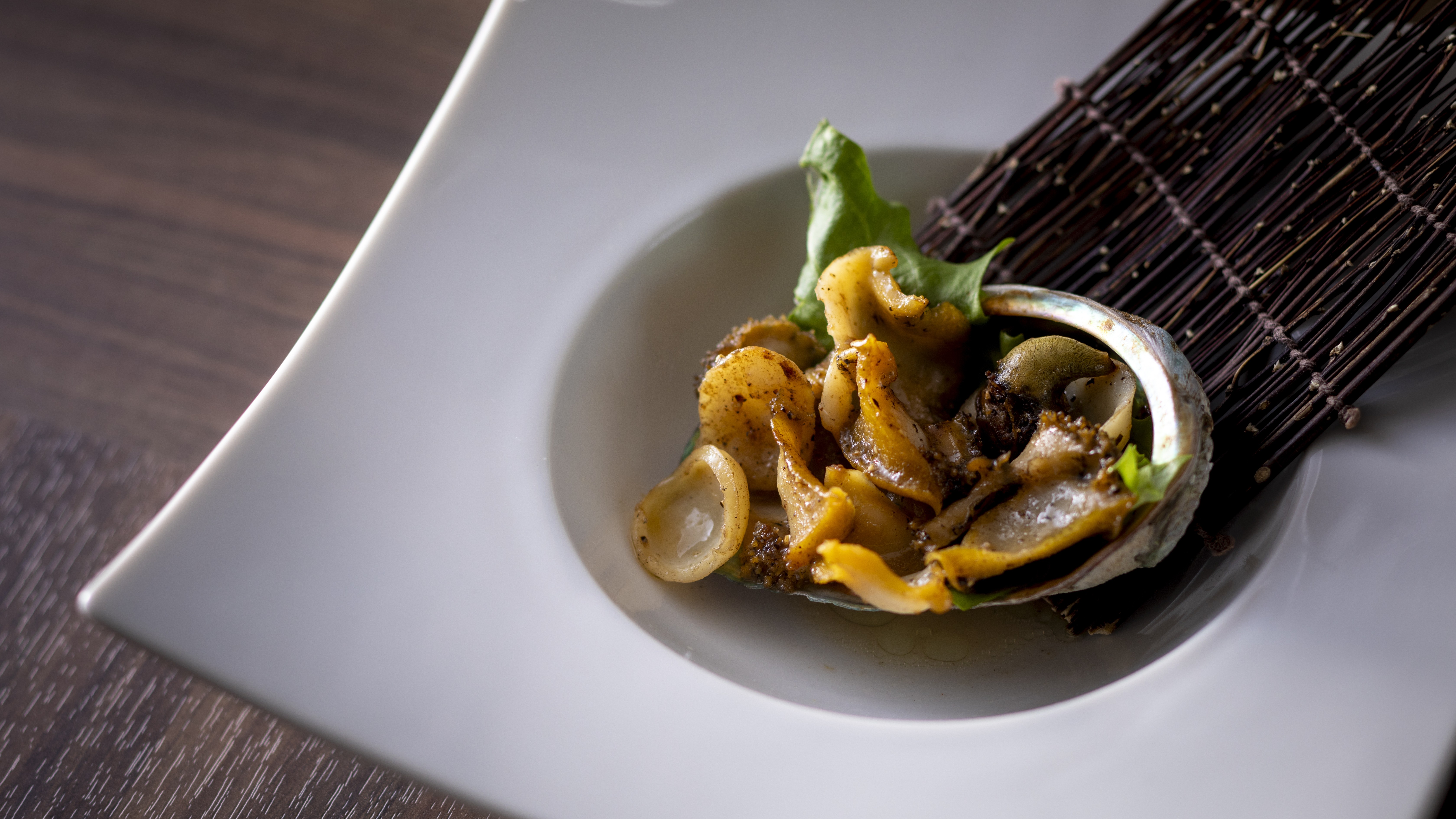 【通年・活鮑バター焼き】活きた鮑をバターで焼き上げた逸品。広がる磯の香りと濃厚な旨みを堪能。