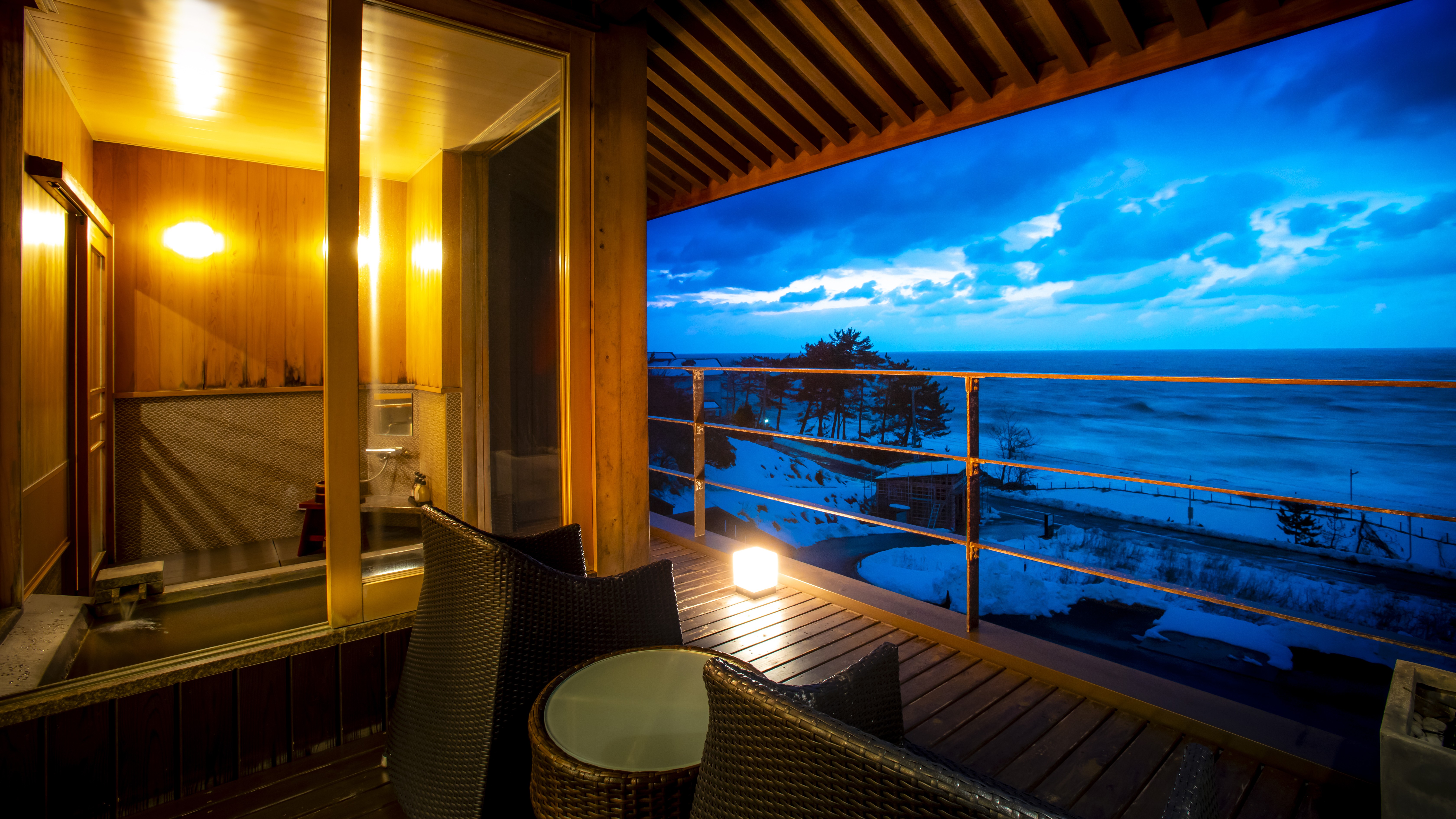 【101・山】日本海が一望できる、トロトロ泉質の湯に浸かる温泉客室露天風呂とウッドデッキテラスを完備