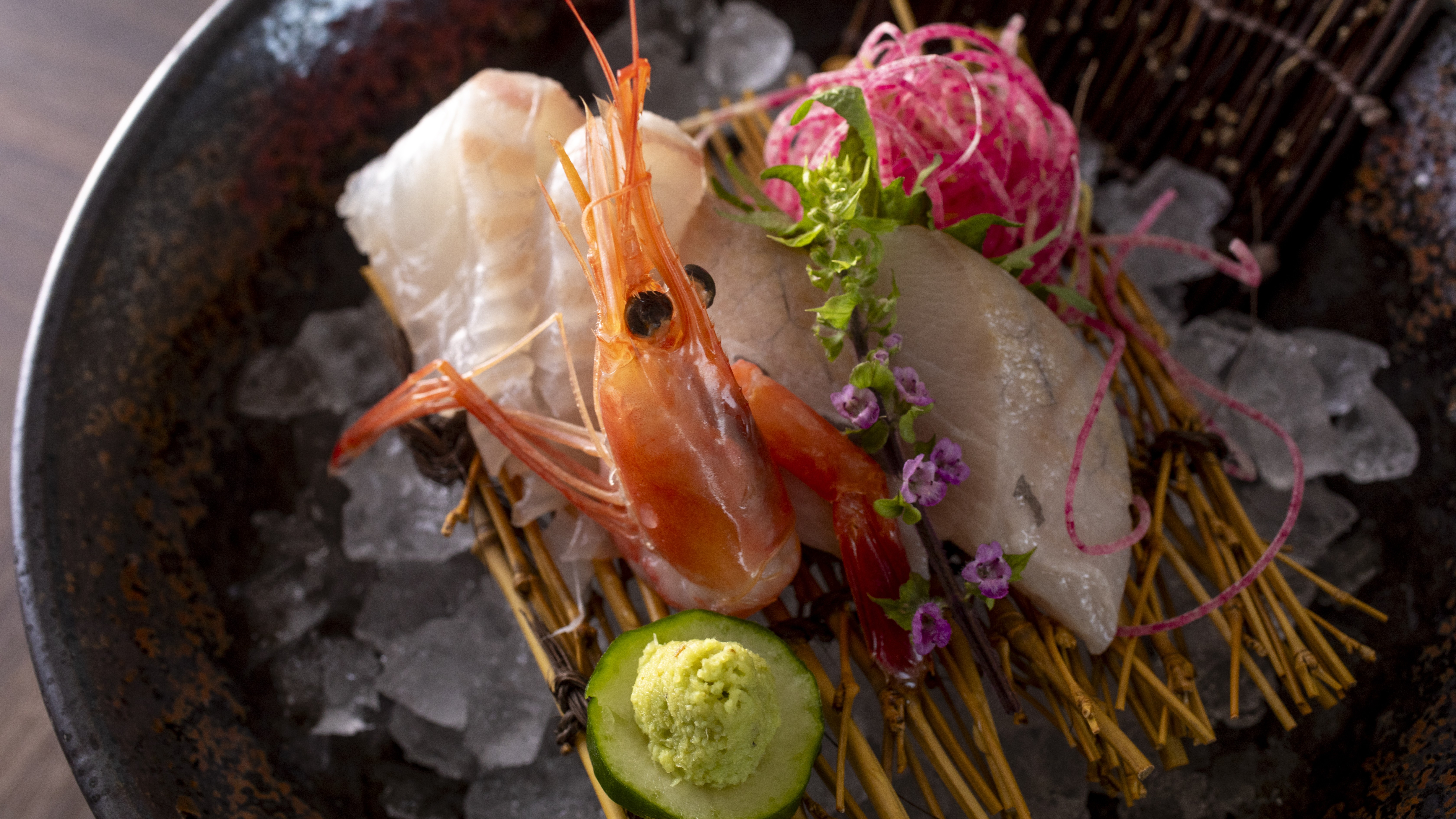 【通年・お造り】季節ごとの地魚を丁寧に盛り込んだお造りは、鮮度と美しさにこだわった海の恵み。