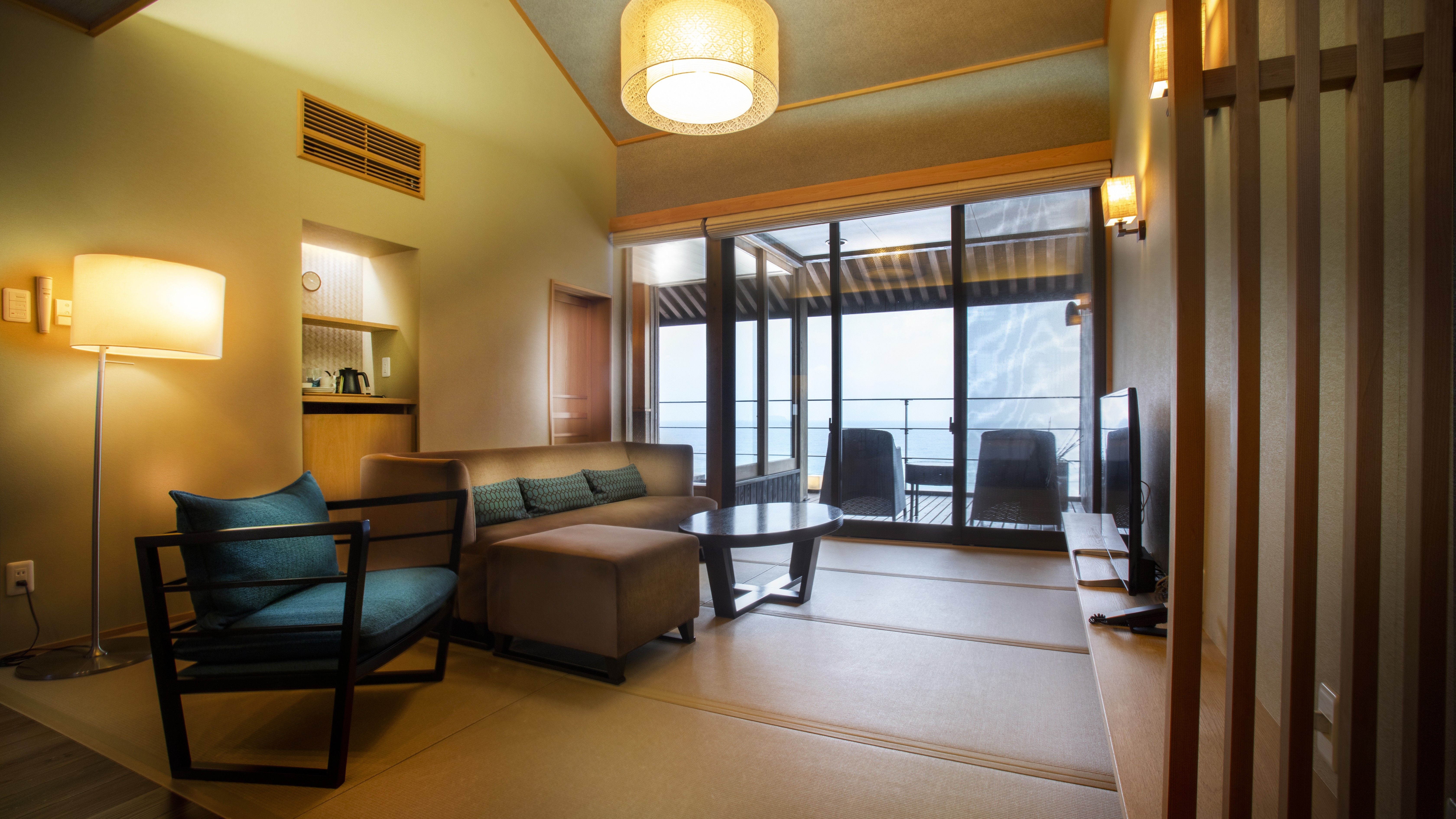 【201・天】刻一刻と変わる日本海の情景を愉しむ、オーシャンビュー和モダン客室・ツインベッド