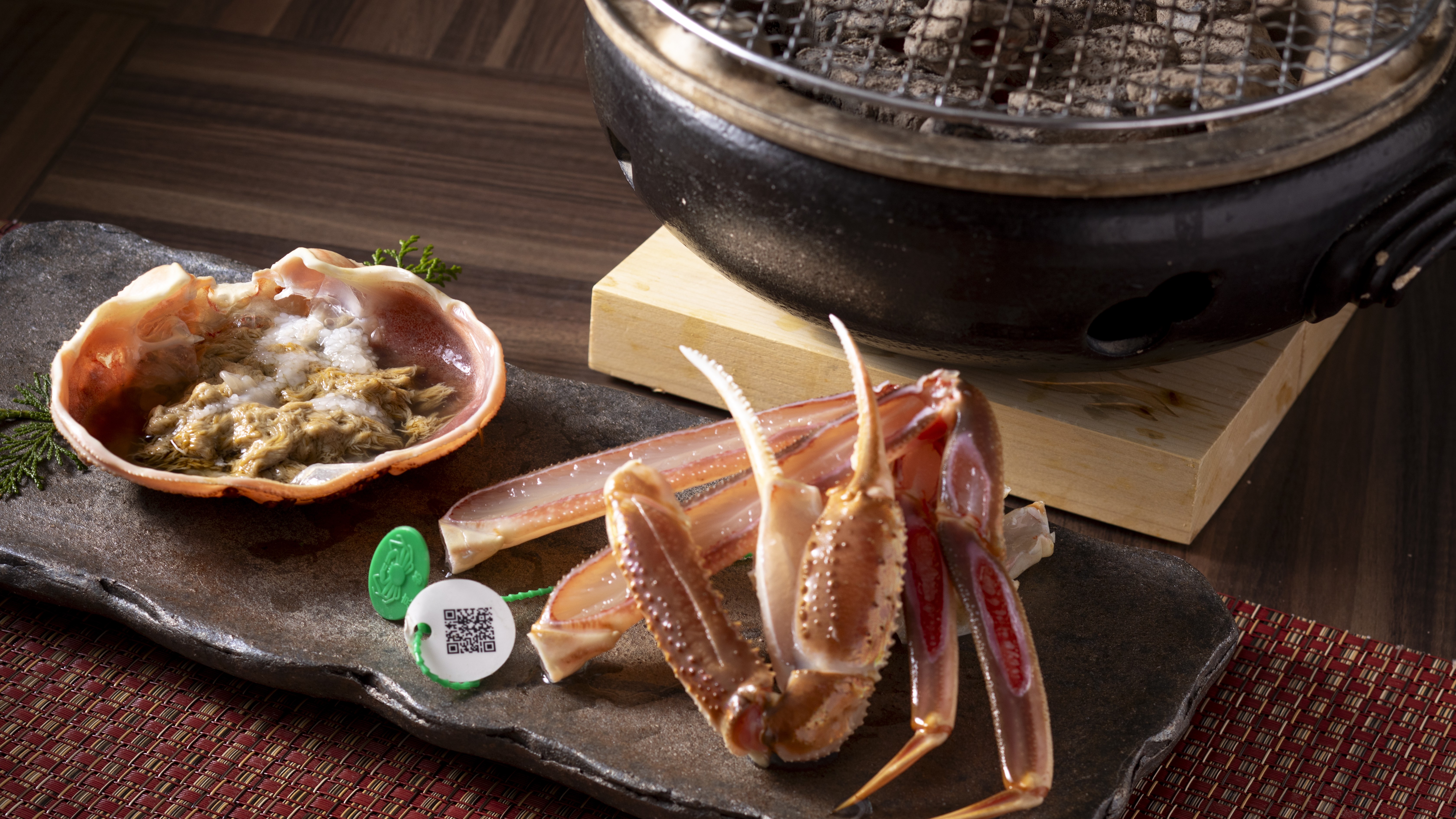 【冬・焼きガニ】間人ガニを炭火でじっくりと香ばしく焼きあげ、カニ本来の旨みと甘みを味わう冬の贅沢。