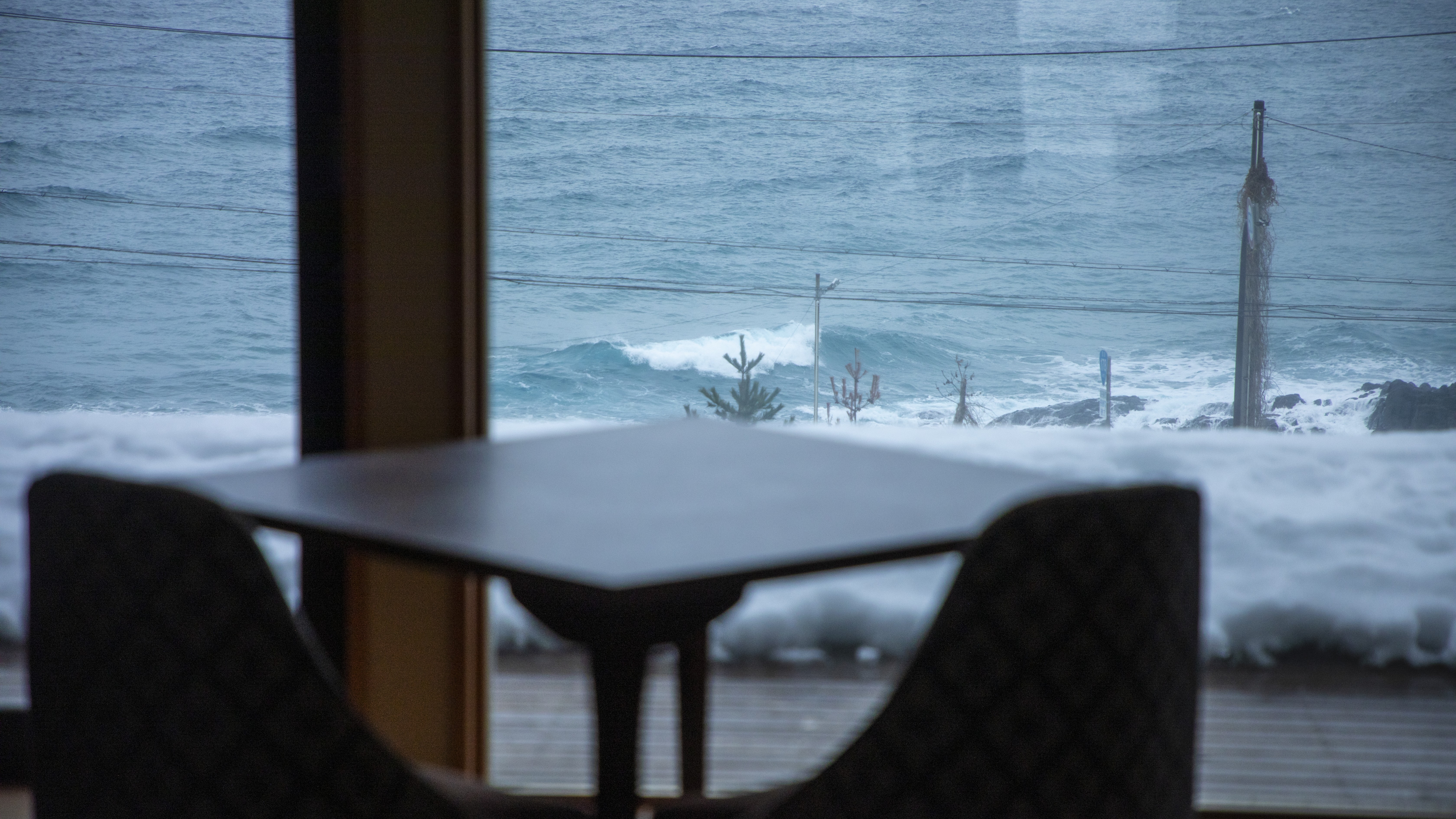 【レストラン】レストランからも、移りゆく日本海の情景を望む。