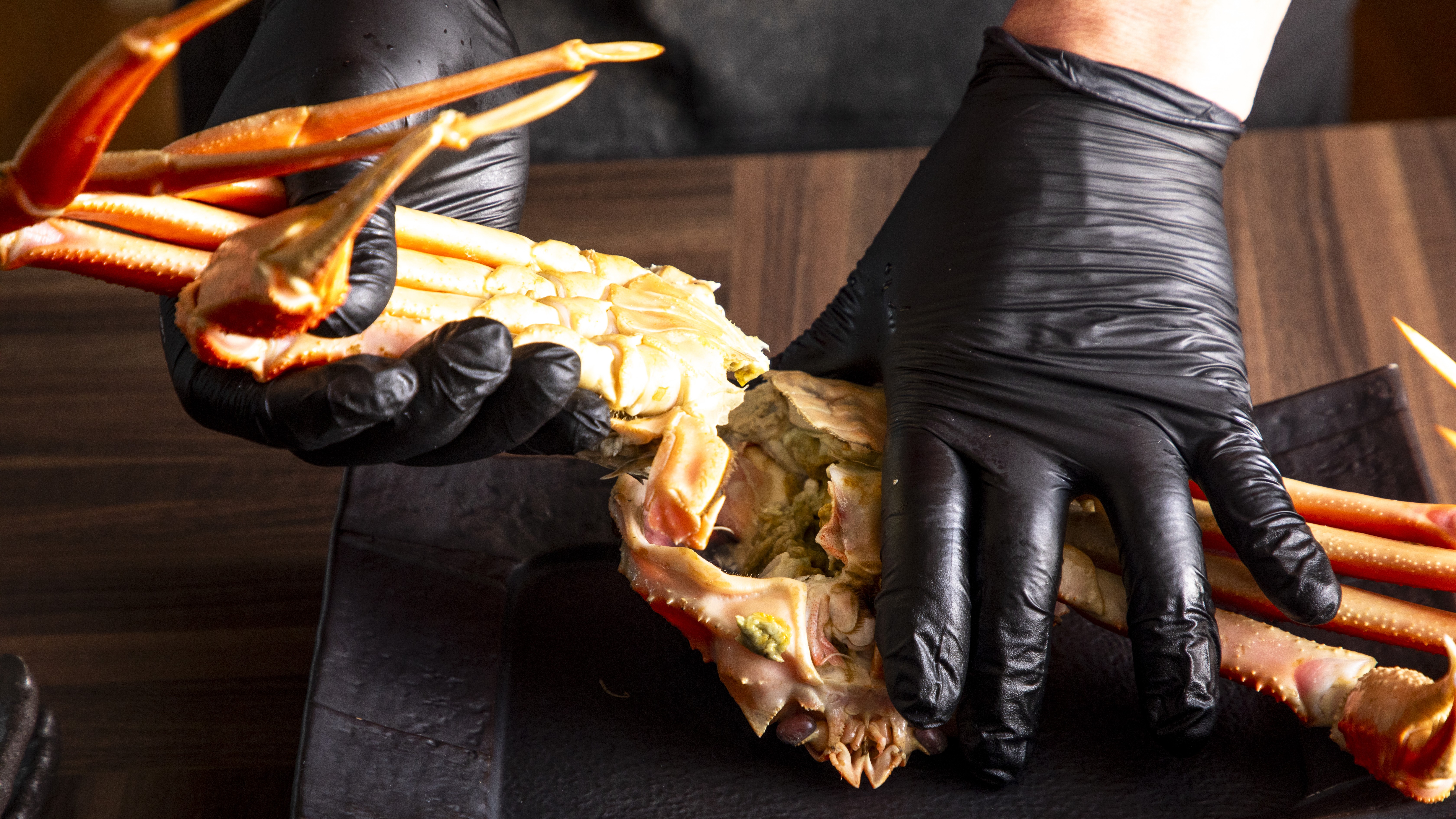 【冬・活ガニ蒸し焼き】活きたカニを目の前で蒸し上げ、熱々の状態で目の前で捌きます。