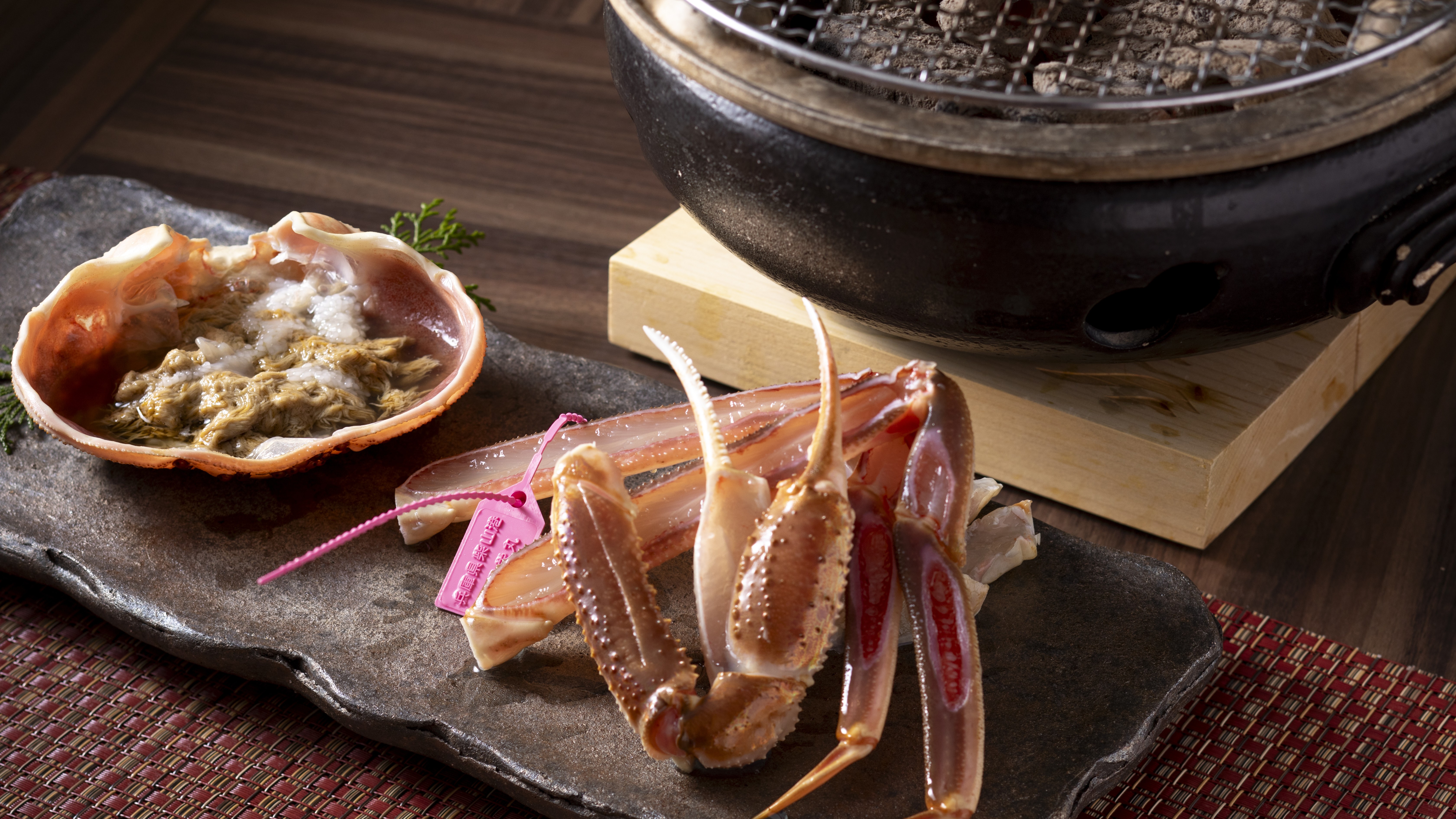 【冬・焼きガニ】松葉ガニを炭火でじっくりと香ばしく焼きあげ、カニ本来の旨みと甘みを味わう冬の贅沢。