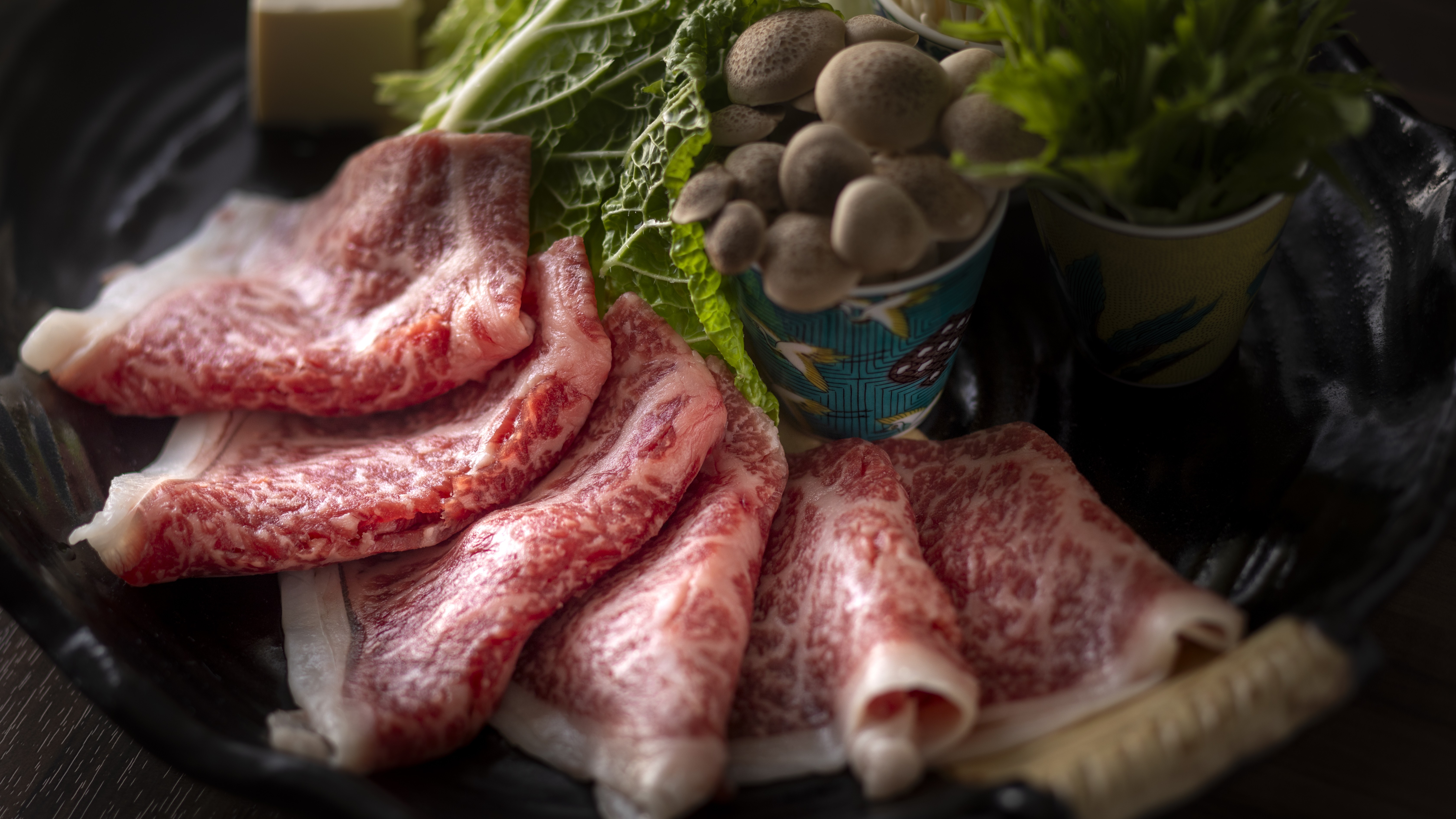 【通年・但馬牛しゃぶしゃぶ】きめ細やかな霜降りが美しい但馬牛を、上品な出汁でさっとしゃぶしゃぶに。