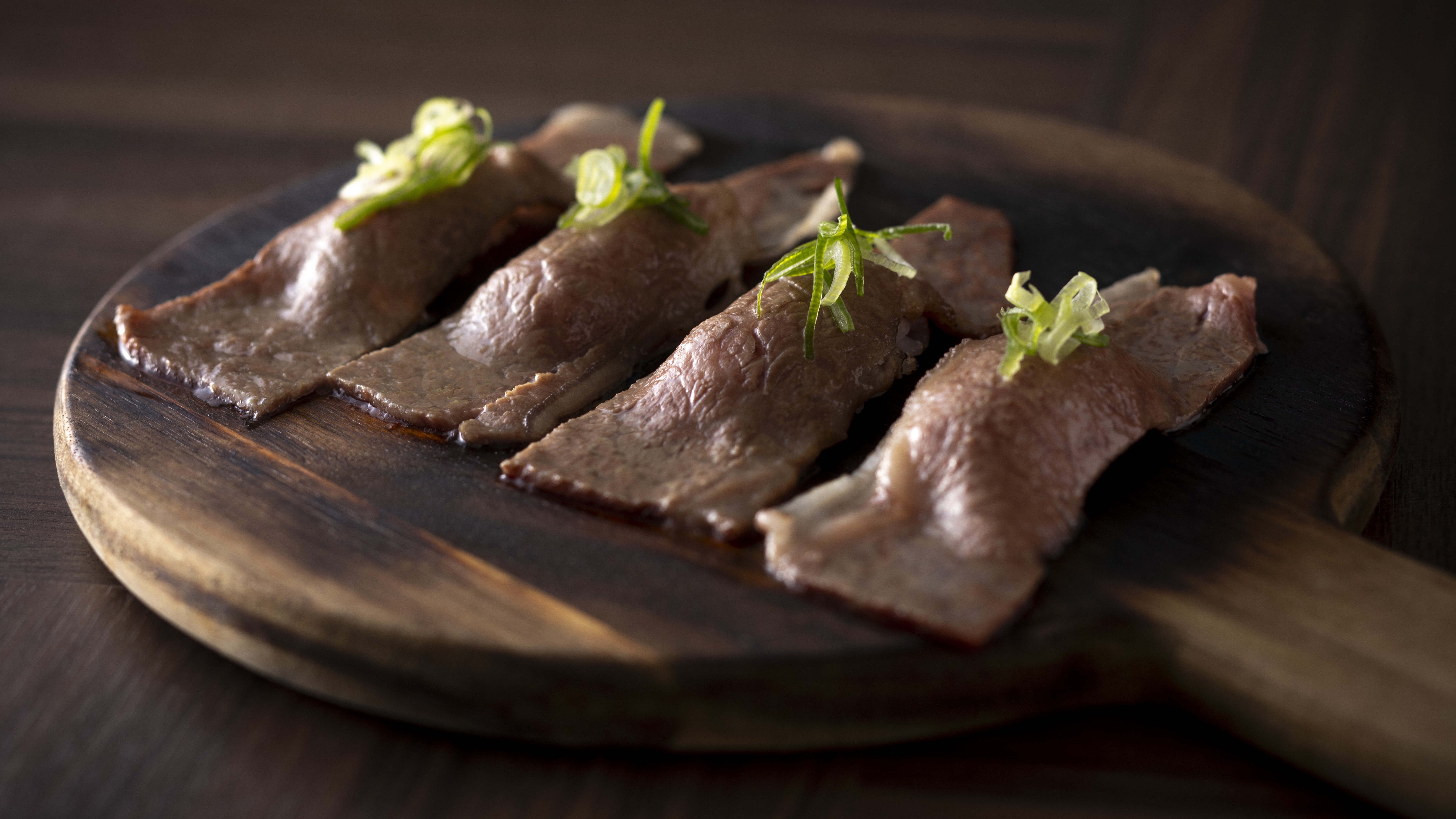 【通年・但馬牛炙り寿司】とろけるような但馬牛を贅沢に握りで。炙った表面と濃厚な旨みが美味。