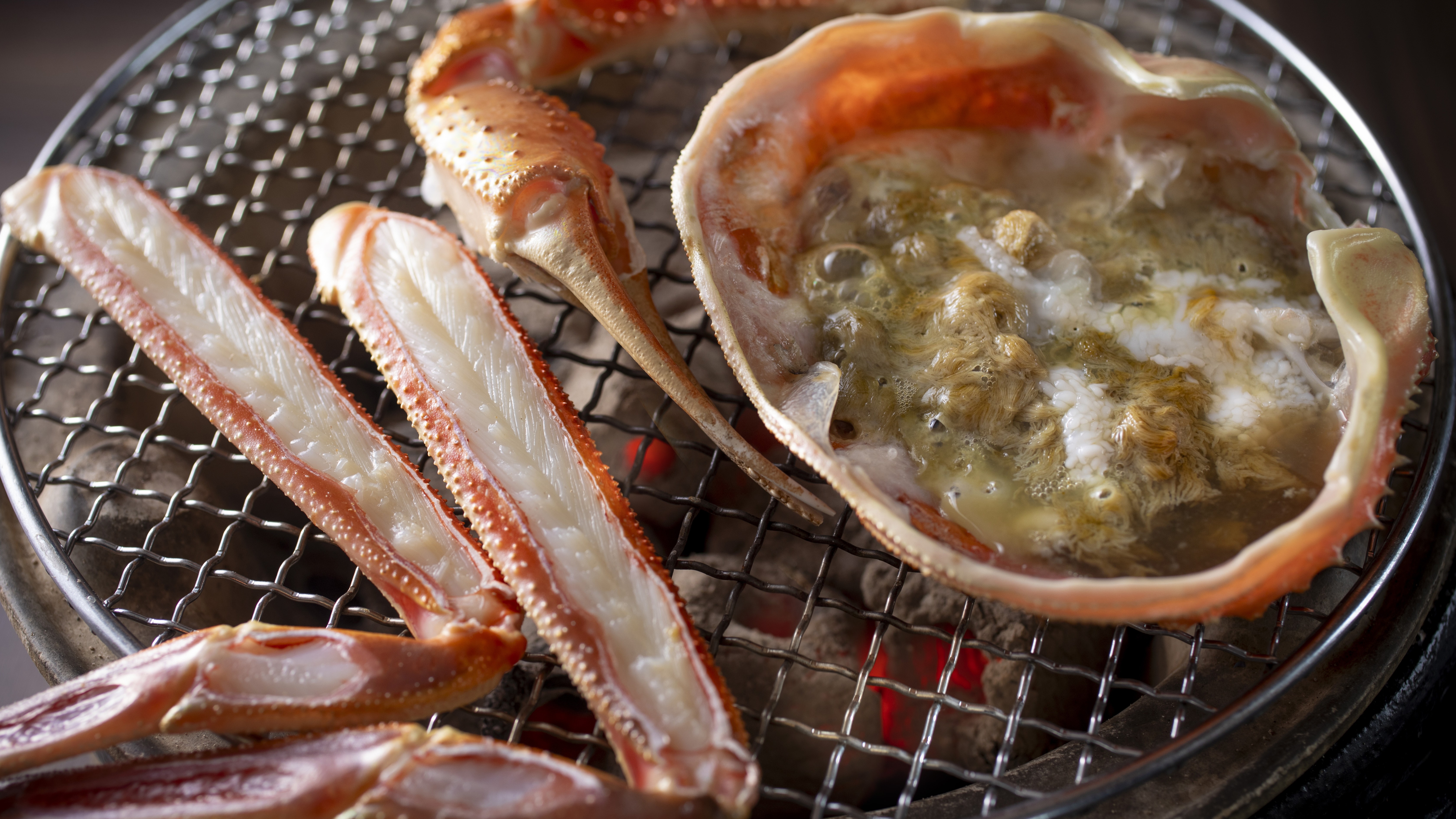 【冬・焼きガニ】活ガニを炭火でじっくりと香ばしく焼きあげ、カニ本来の旨みと甘みを味わう冬の贅沢。