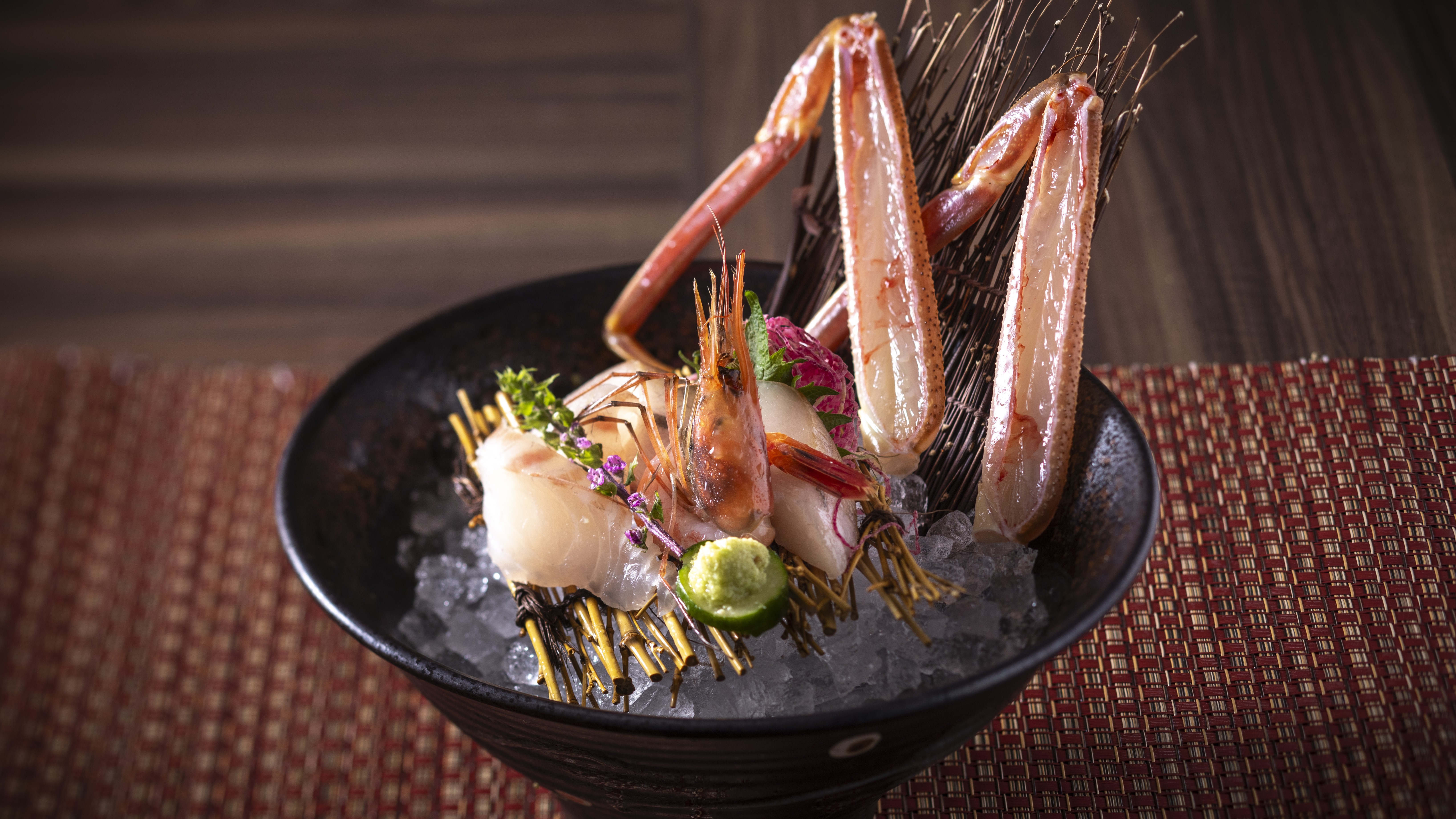 【冬・活カニ刺し＆お造り】繊細な繊維と甘みが際立つ活・カニ刺しに、旬の海の幸を盛り込んだ冬のお造り。