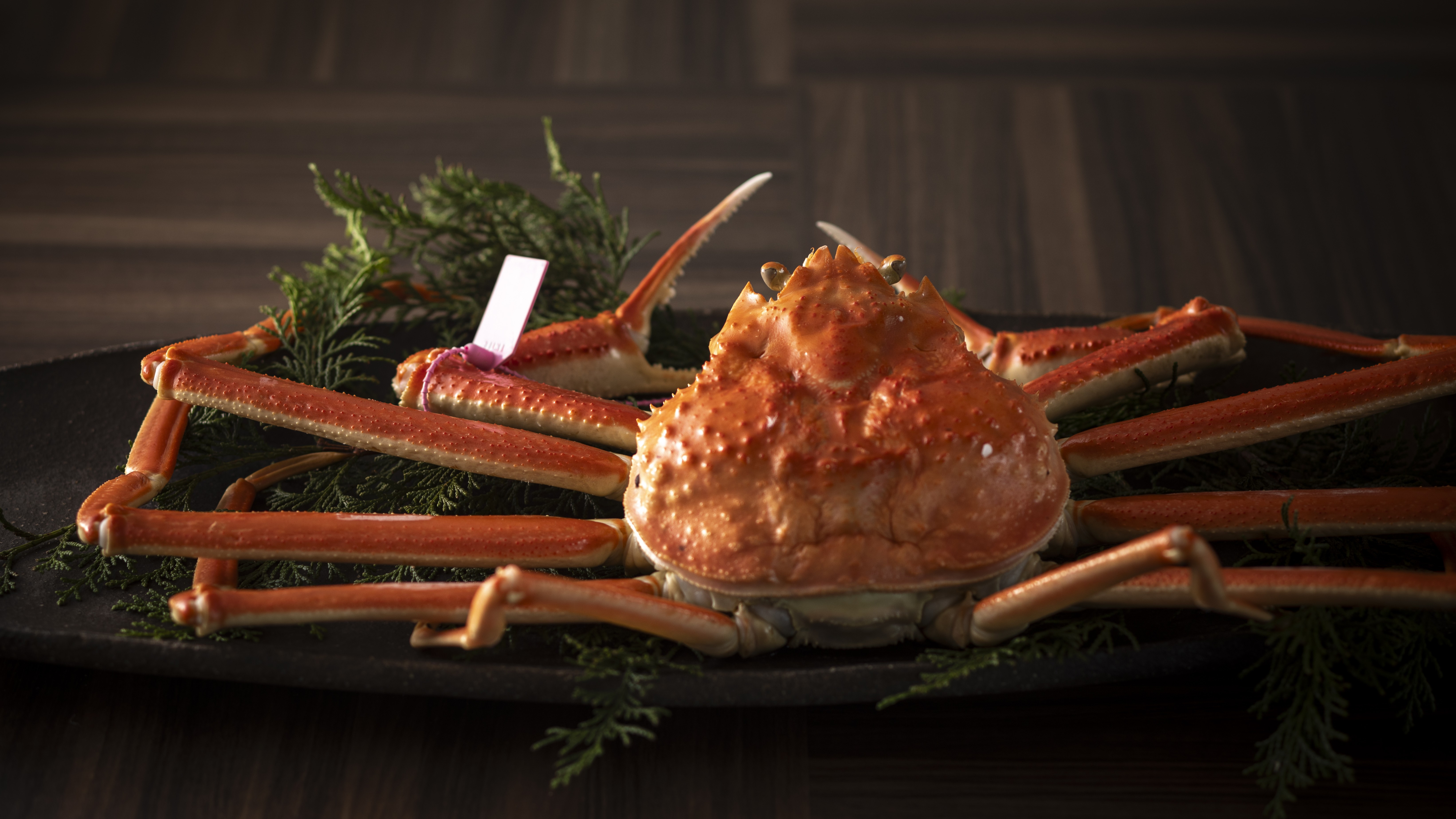 【冬・茹でガニ】冬の味覚の王様・松葉ガニを茹で上げ、素材本来の甘みと旨みを引き出した、冬の贅沢を。