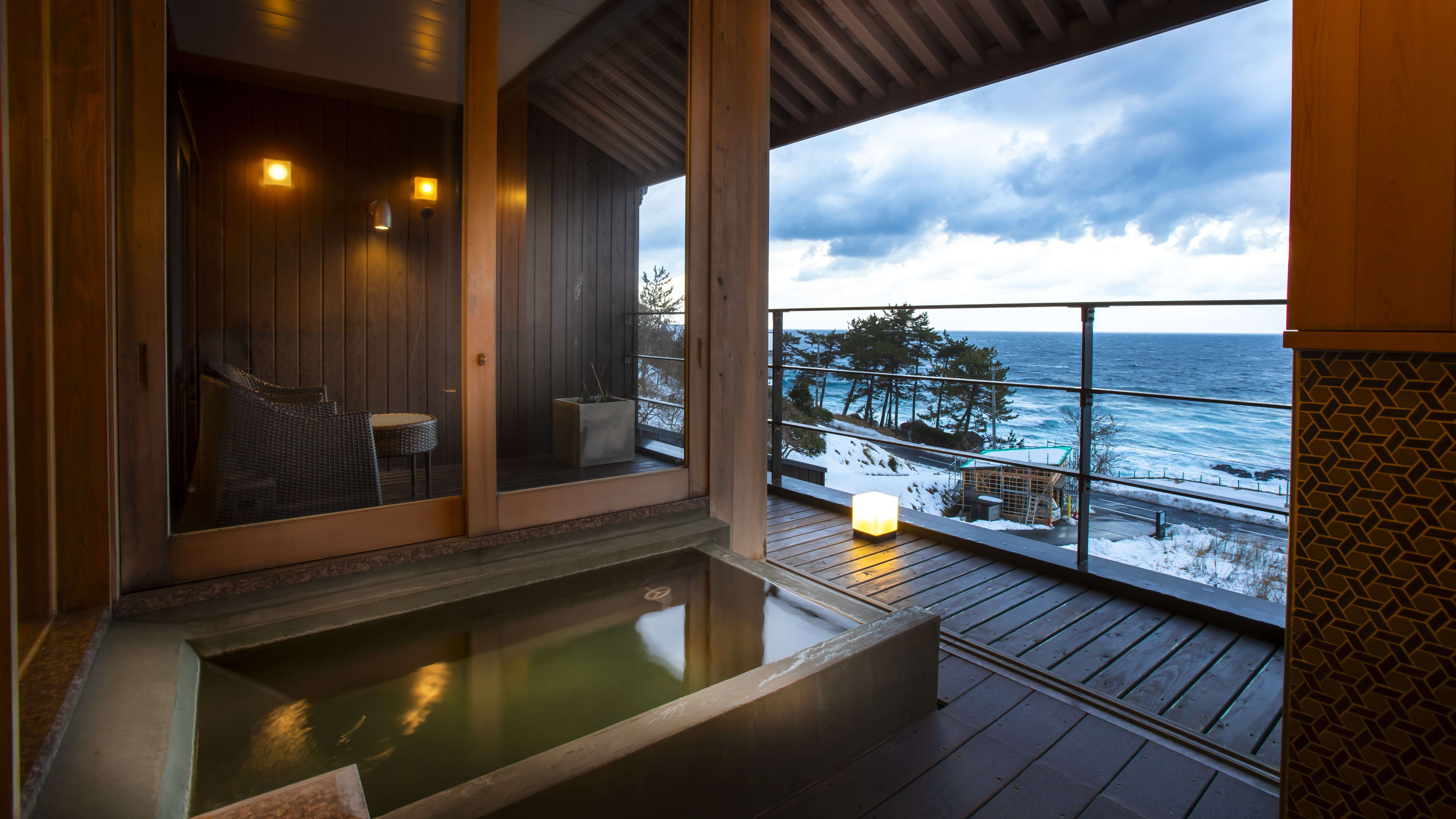 【202・地】トロトロ泉質の湯に浸かると、まるで海に浮かんでいるようなインフィニティ温泉客室露天風呂