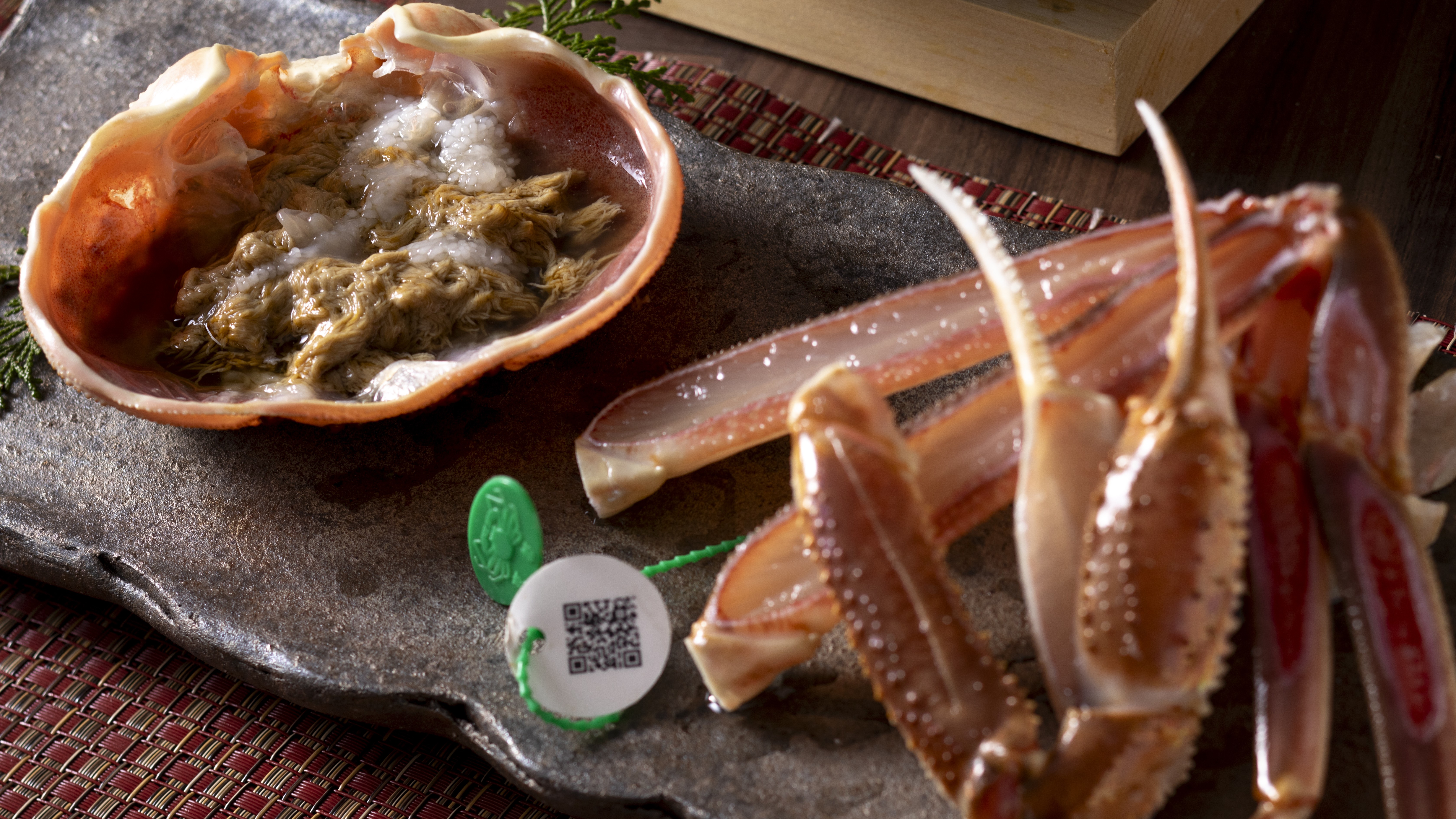 【冬・焼きガニ】間人ガニを炭火でじっくりと香ばしく焼きあげ、カニ本来の旨みと甘みを味わう冬の贅沢。