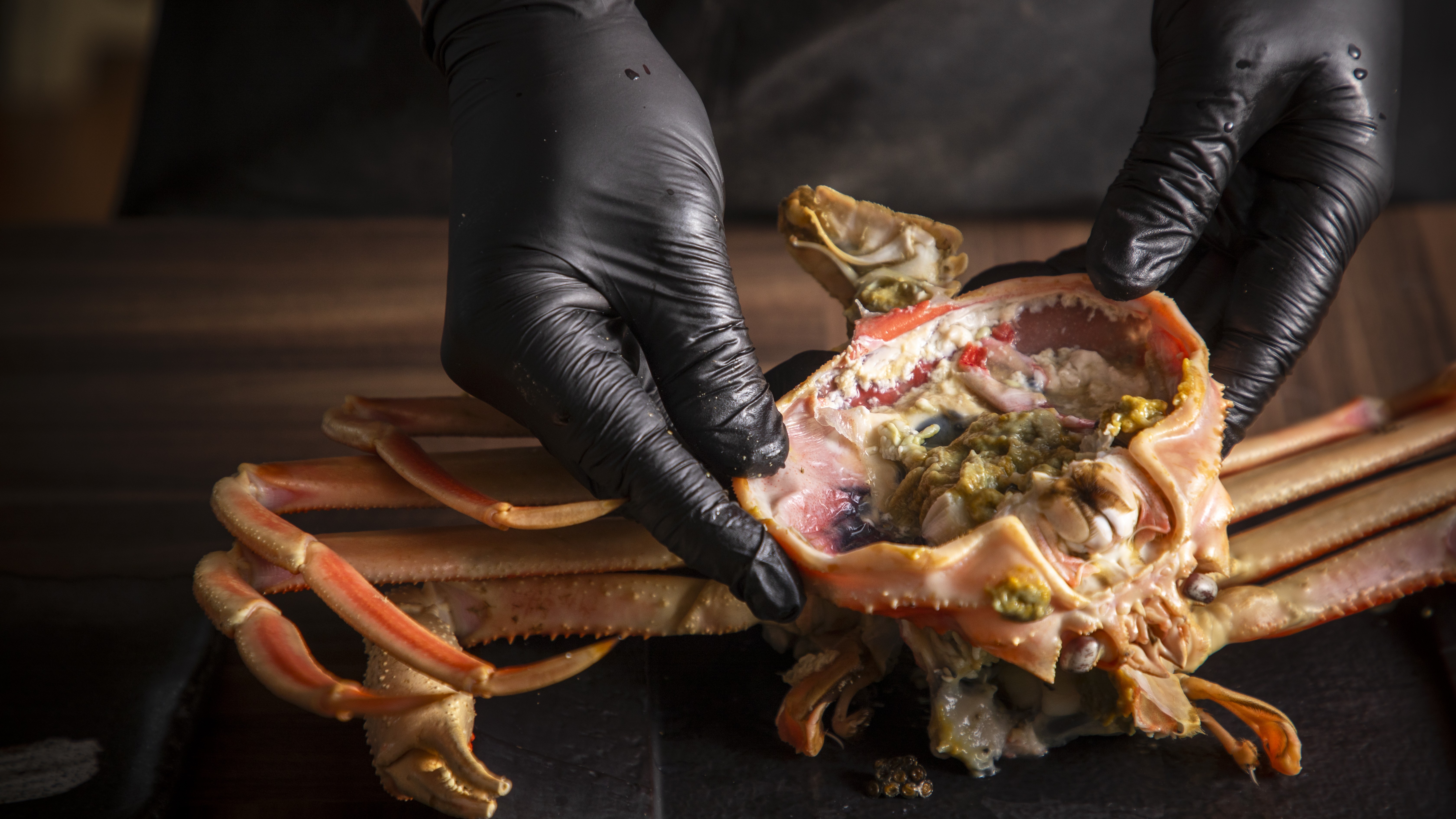 【冬・活ガニ蒸し焼き】活きたカニを目の前で蒸し上げ、熱々の状態で目の前で捌きます。