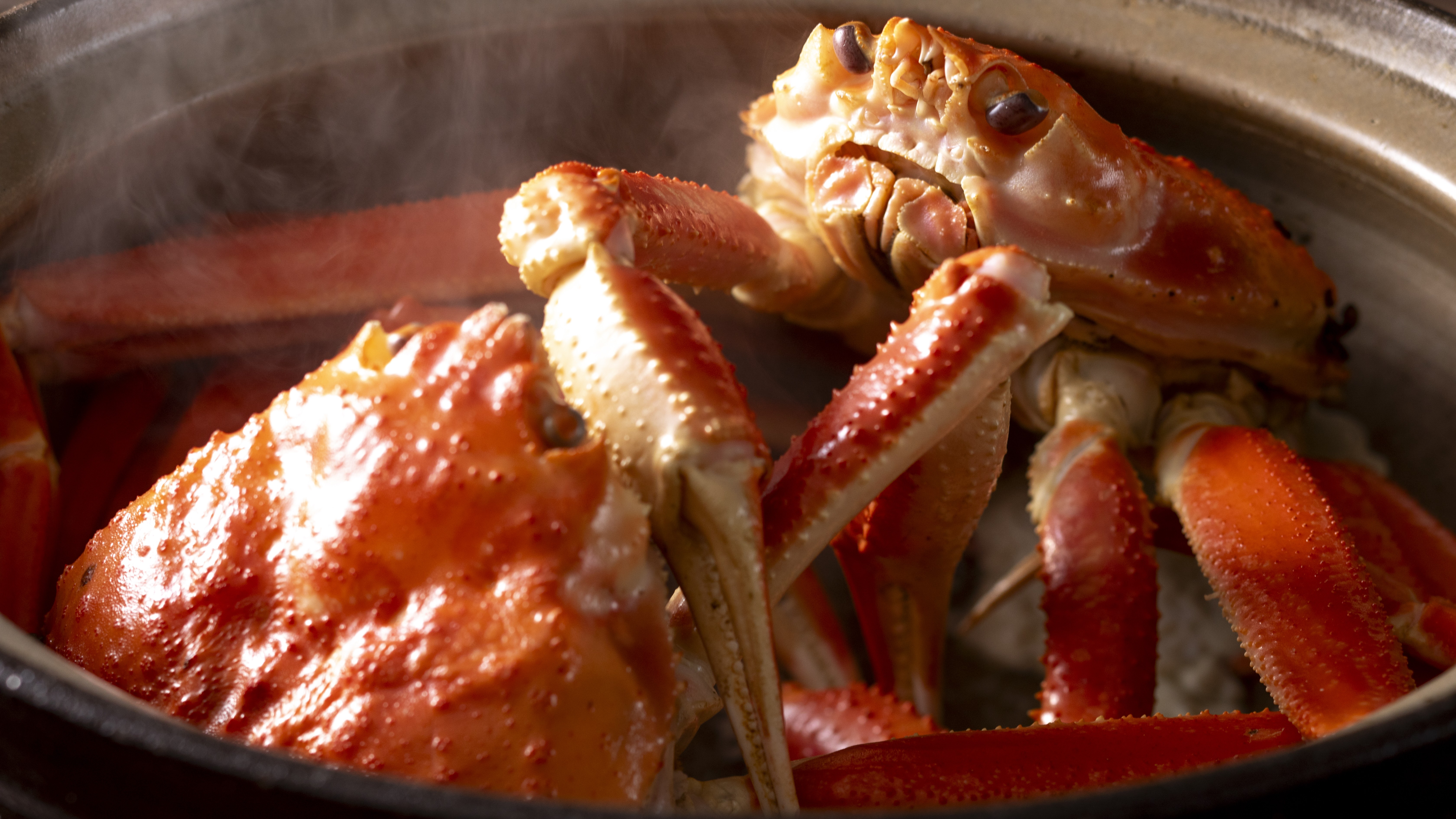 【冬・活ガニ蒸し焼き】活きたカニを目の前で蒸し上げる＜活ガニ蒸し焼き＞は、 蒸すことで旨味を凝縮！
