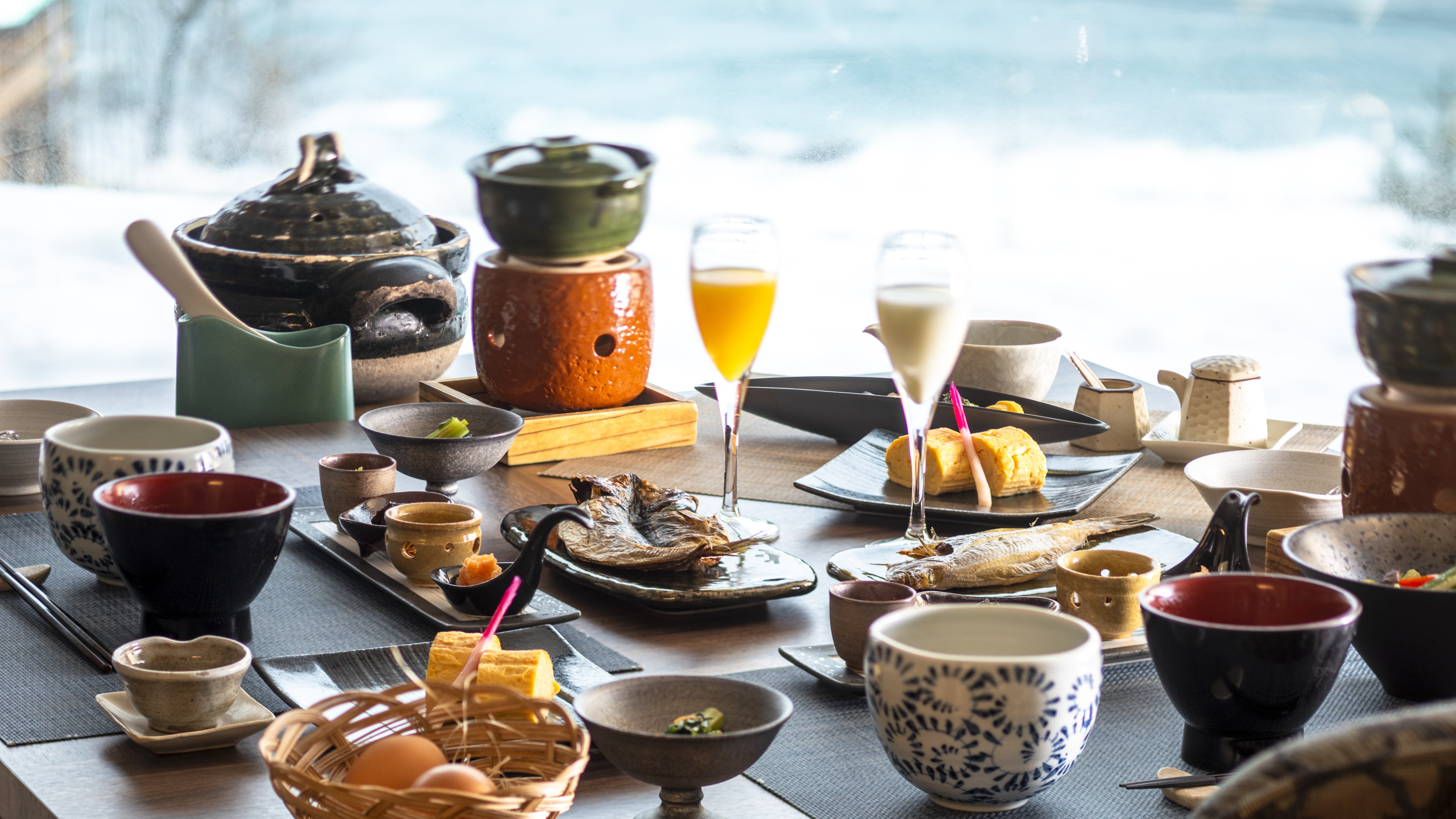 【通年・朝食】海を望むレストランでいただく和朝食は、旬の素材を活かした優しい味わい。