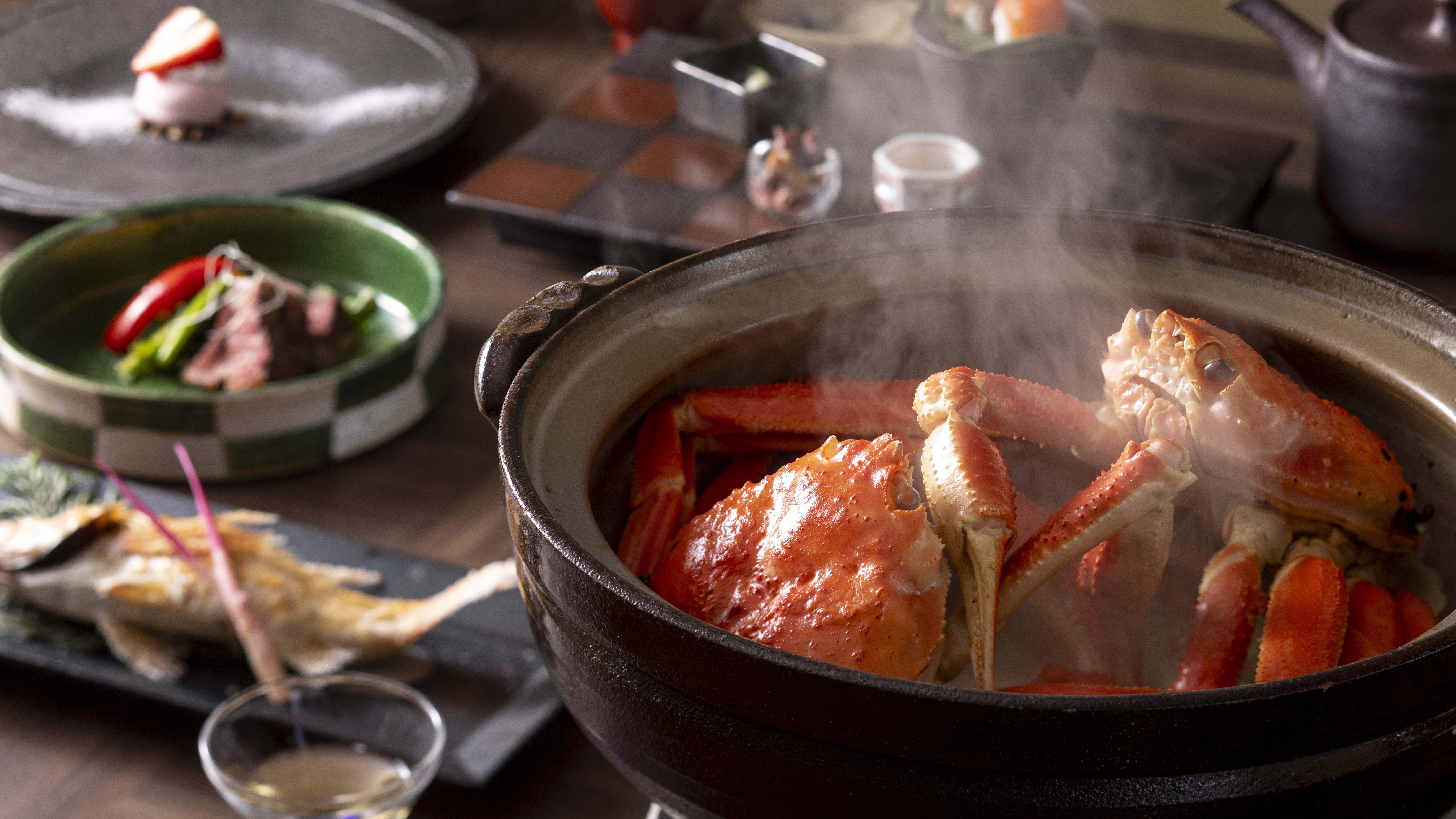 【冬・活ガニ蒸し焼き】活きたカニを目の前で蒸し上げる＜活ガニ蒸し焼き＞は、 蒸すことで旨味を凝縮！