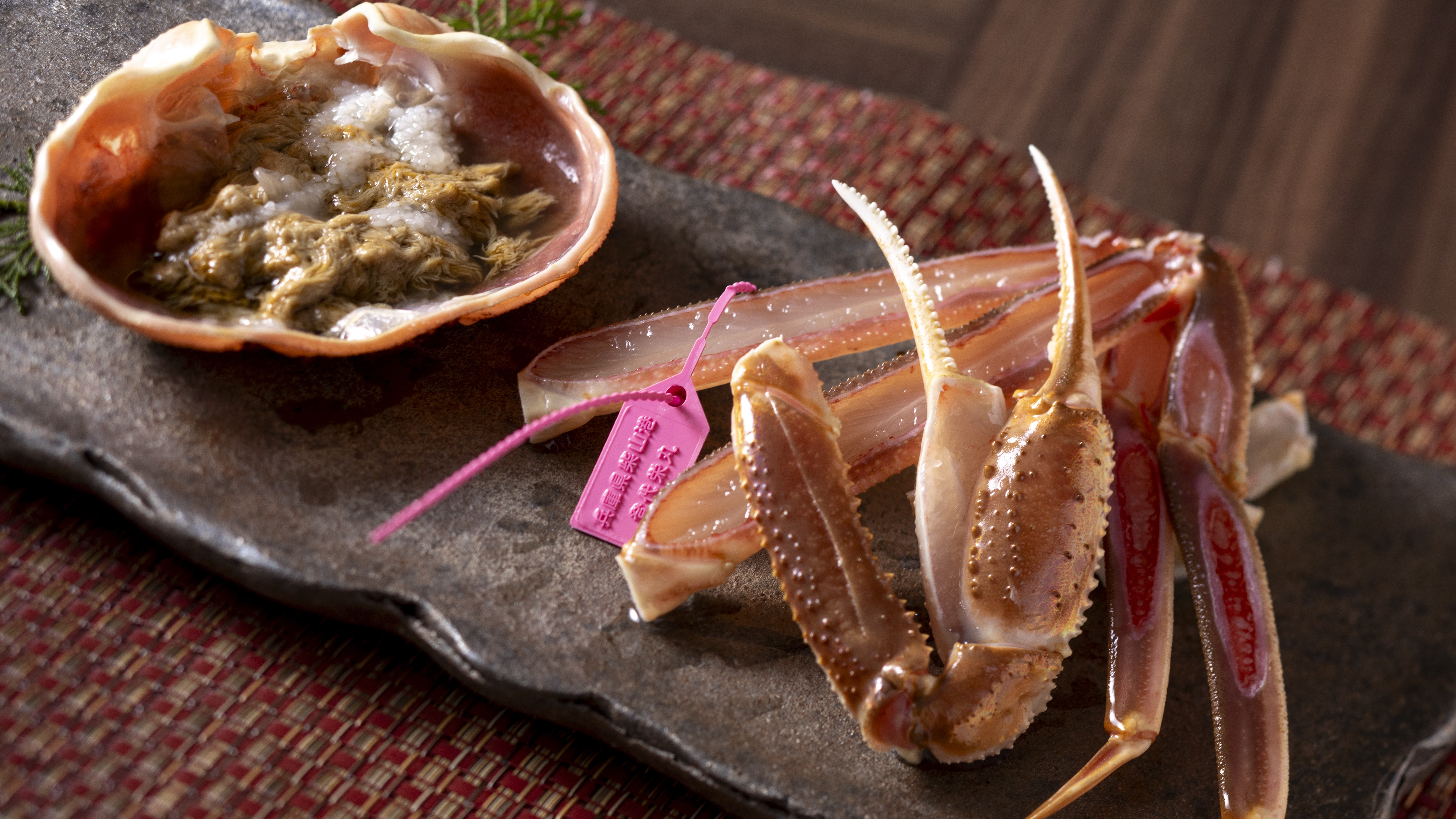 【冬・焼きガニ】松葉ガニを炭火でじっくりと香ばしく焼きあげ、カニ本来の旨みと甘みを味わう冬の贅沢。