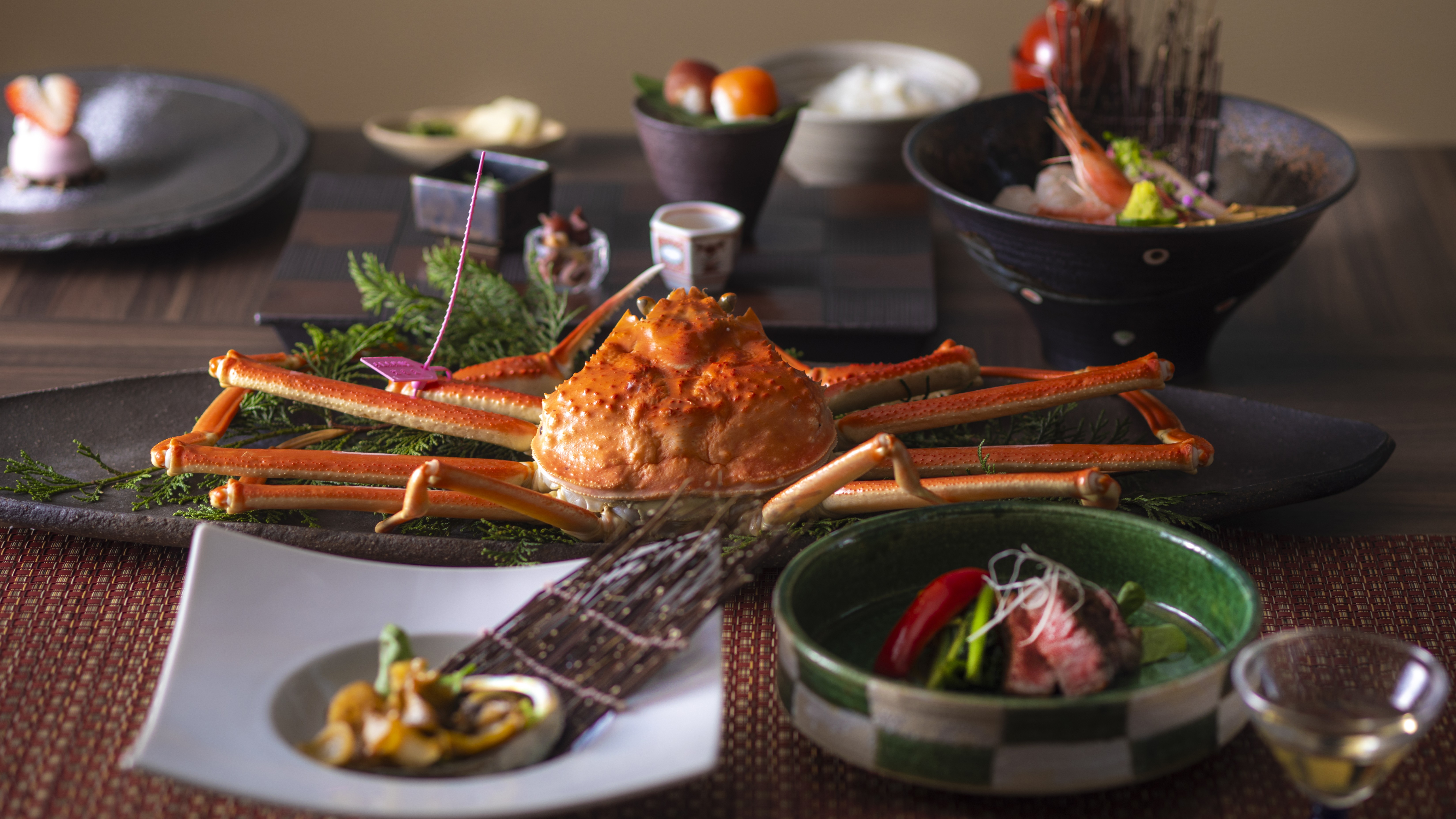 【冬・旬替り会席】茹で松葉ガニ＆但馬牛ステーキ＆活鮑バター焼きを味わう冬の美味饗宴。