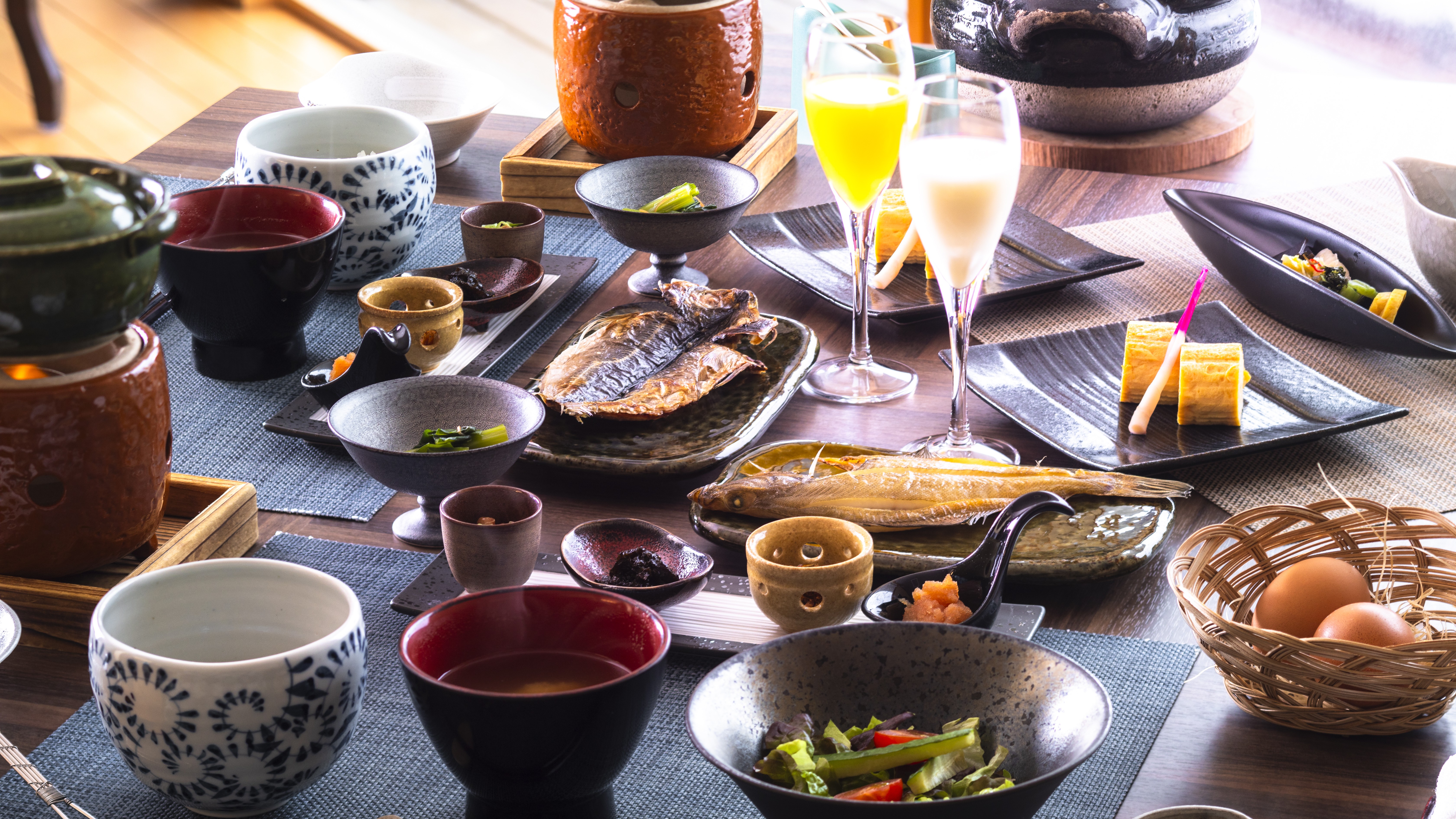 【通年・朝食】海を望むレストランでいただく和朝食は、旬の素材を活かした優しい味わい。