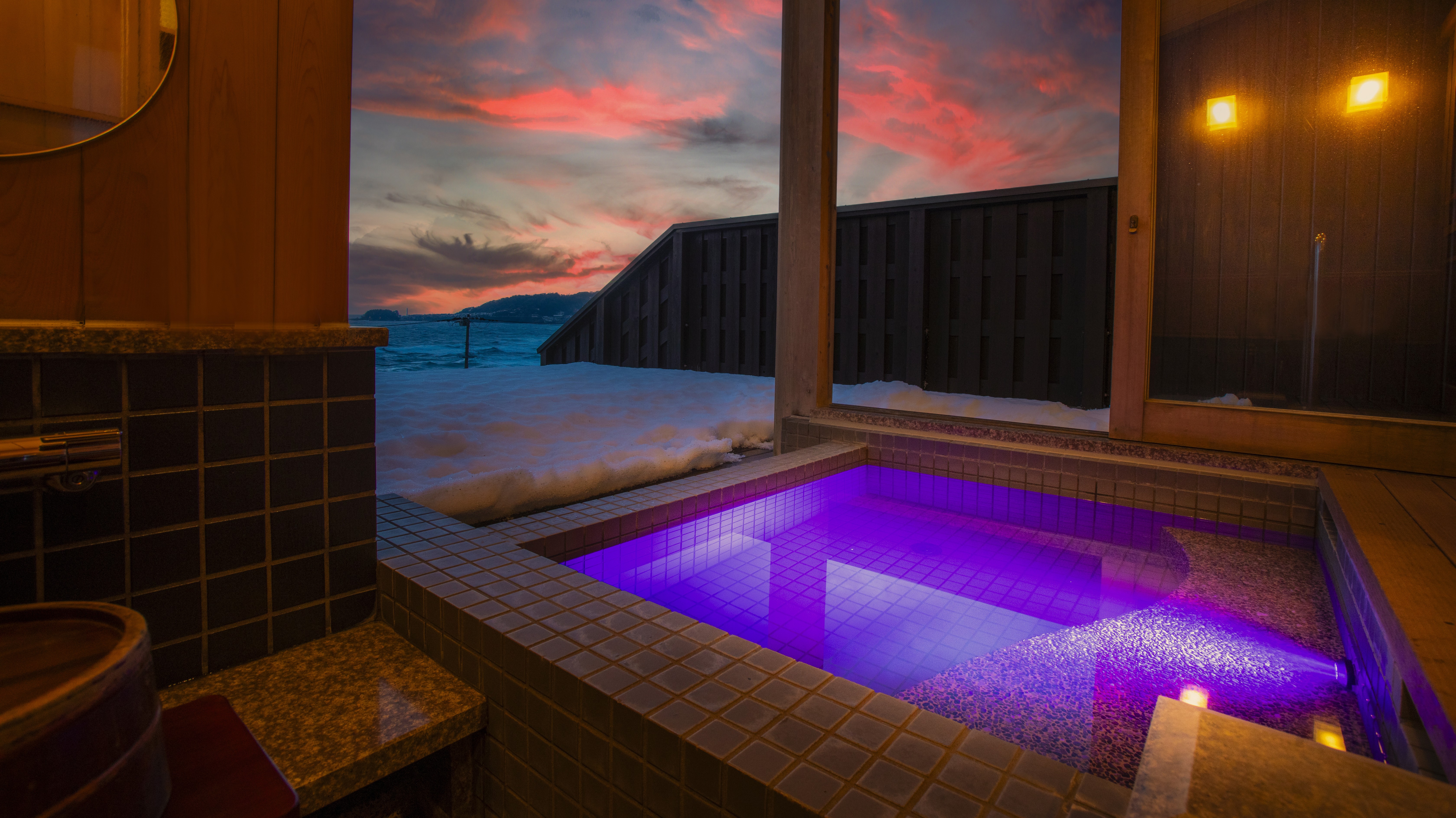 【102・海】トロトロ泉質の湯に浸かると、まるで海に浮かんでいるようなインフィニティ温泉客室露天風呂。