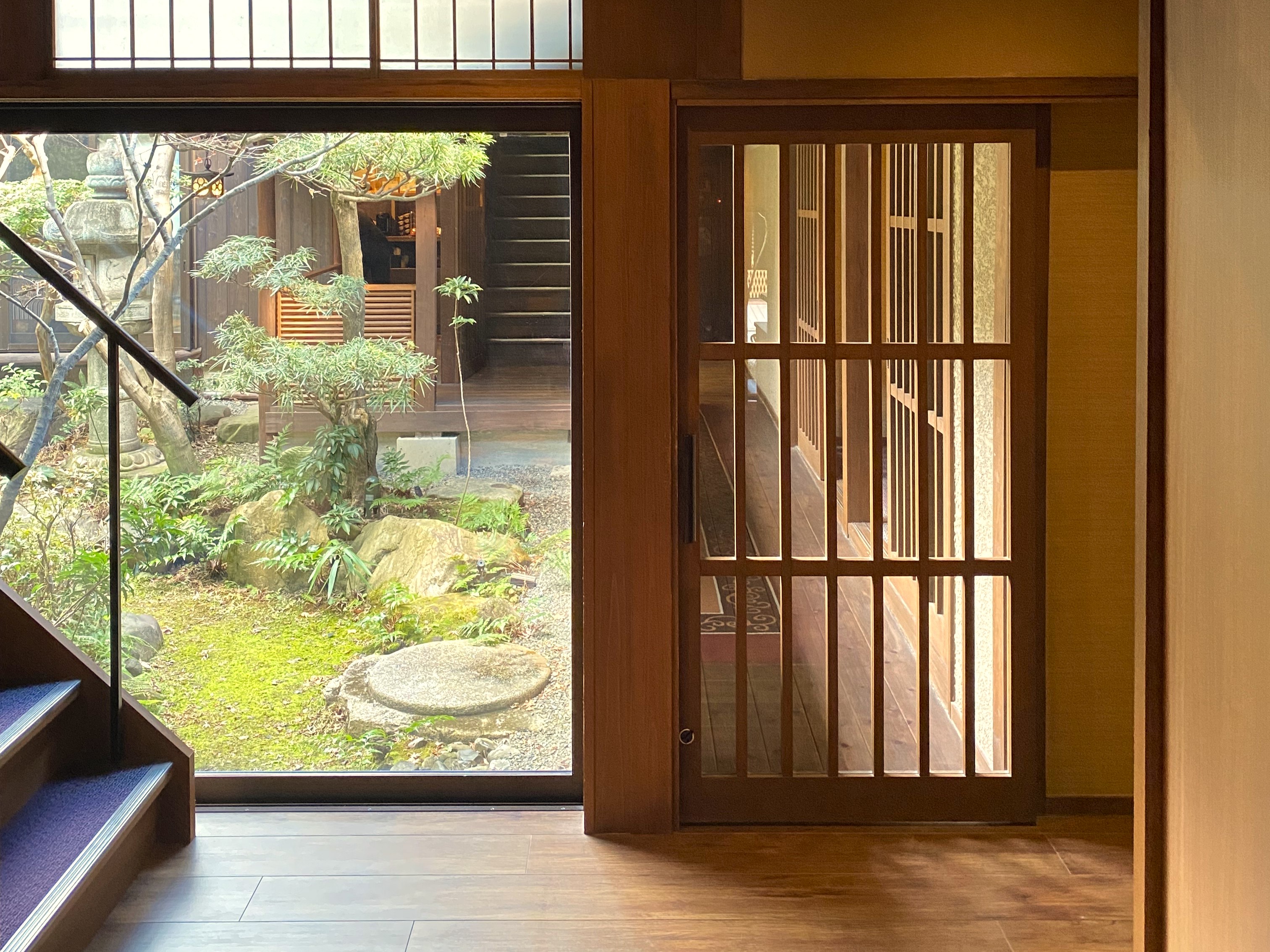 牡丹・常盤のお部屋とライブラリーラウンジは、中庭の向こう側に。