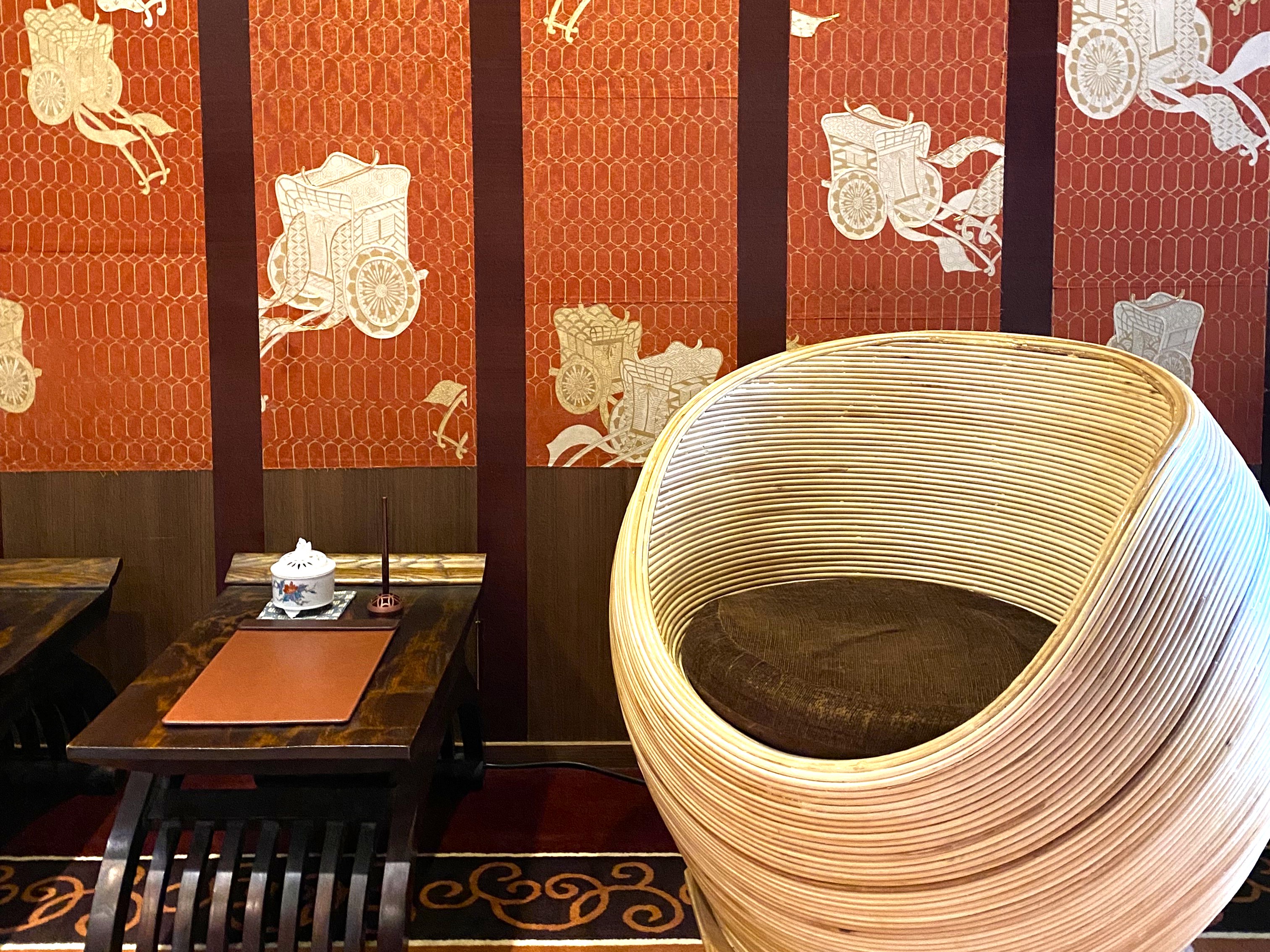 フロントの前には、丸い椅子が...