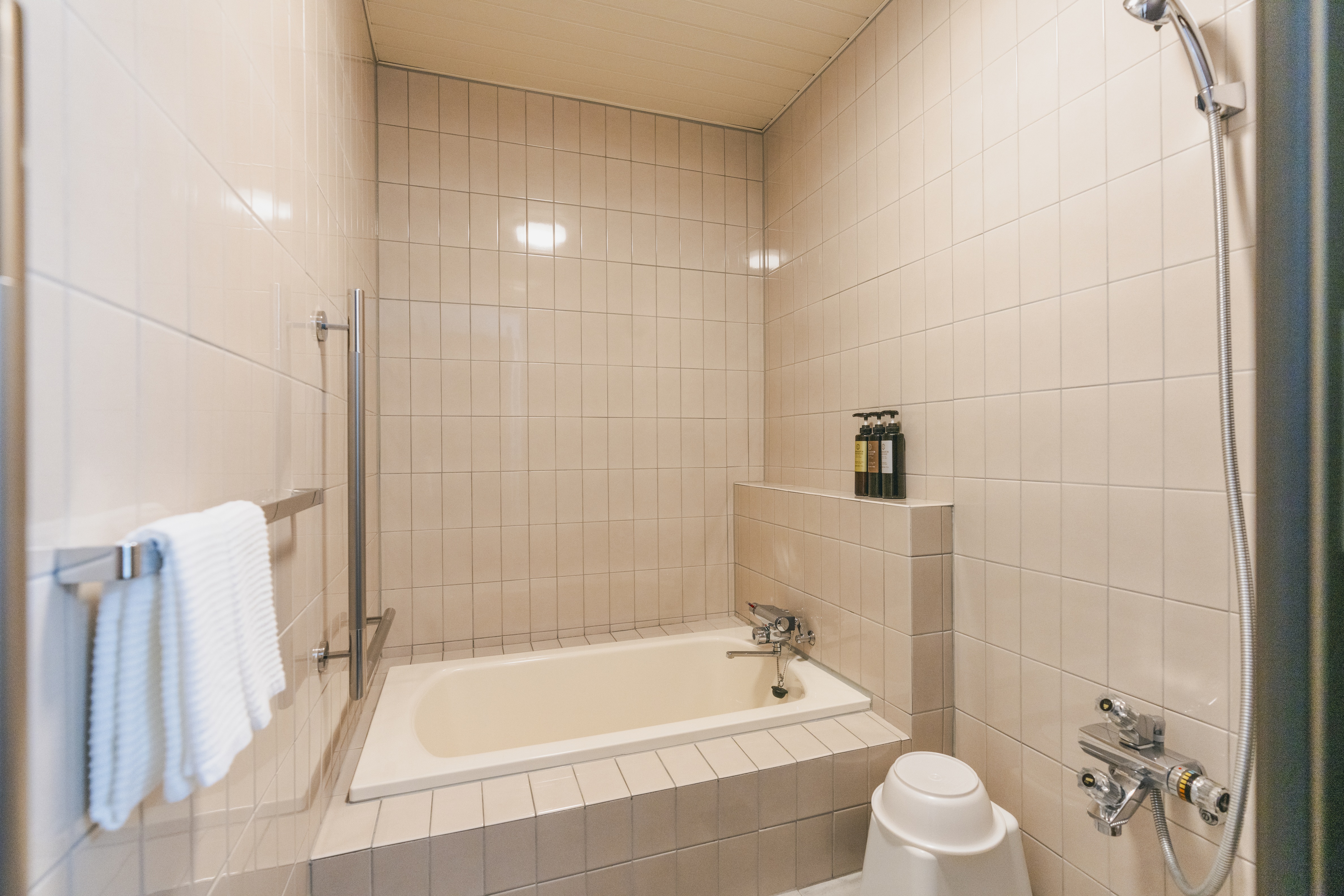 和室　 独立したバスルーム　浴槽サイズ130㎝&times;74㎝