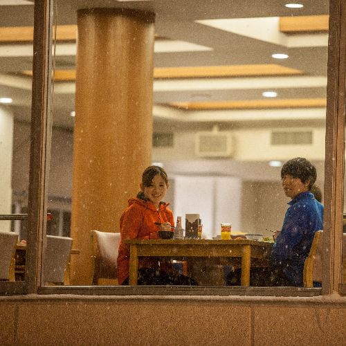 窓から見るナイターゲレンデは幻想的