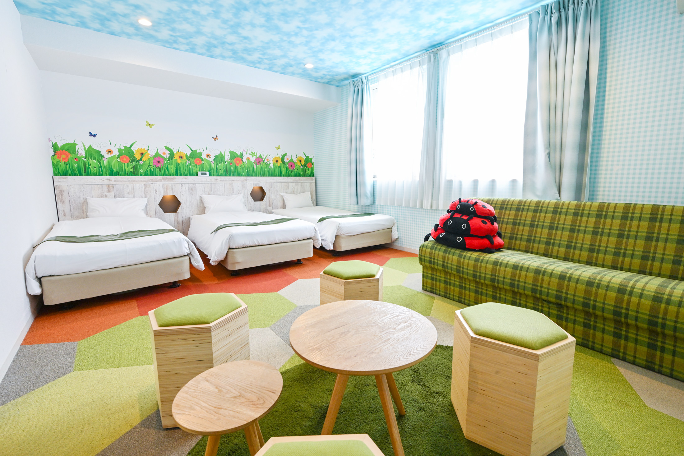 まるでお家にいるようなくつろげる広々スペース<br>靴を脱いで、くつろげる広々スペースはまるでご自宅にいる感覚を味わえます。<br>4名ご利用時はソファベッド対応です。<BR>浴室は洗い場付、浴室とトイレはセパレートタイプです。<br>※浴室のシャワーヘッドとヘアードライヤーは美容ブランド『ReFa（リファ）』を使用致しております。