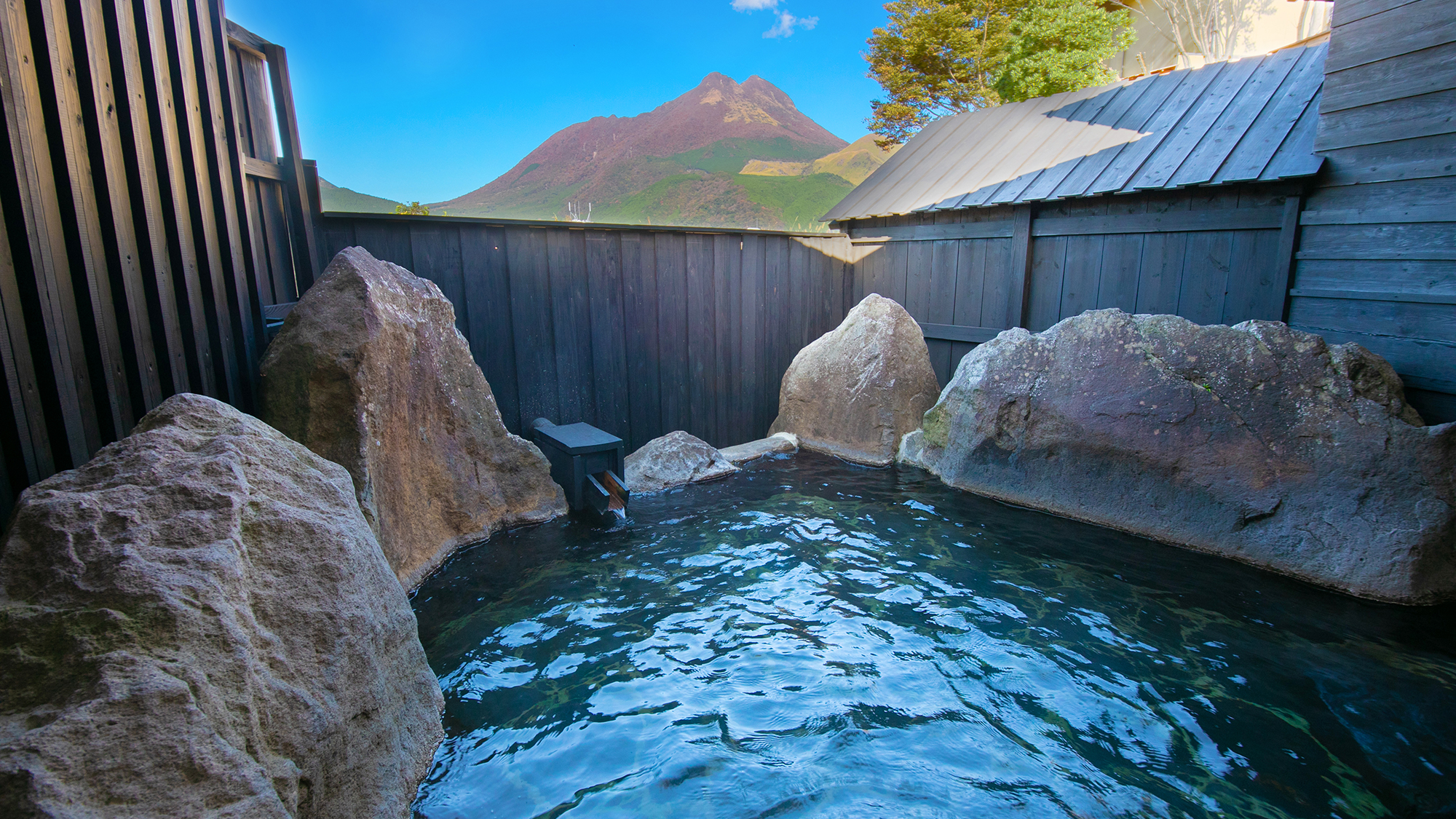 目の前に由布山を望む”貸切露天風呂”昼は由布岳の雄大な姿を望み夜は美しい星空に彩られます。