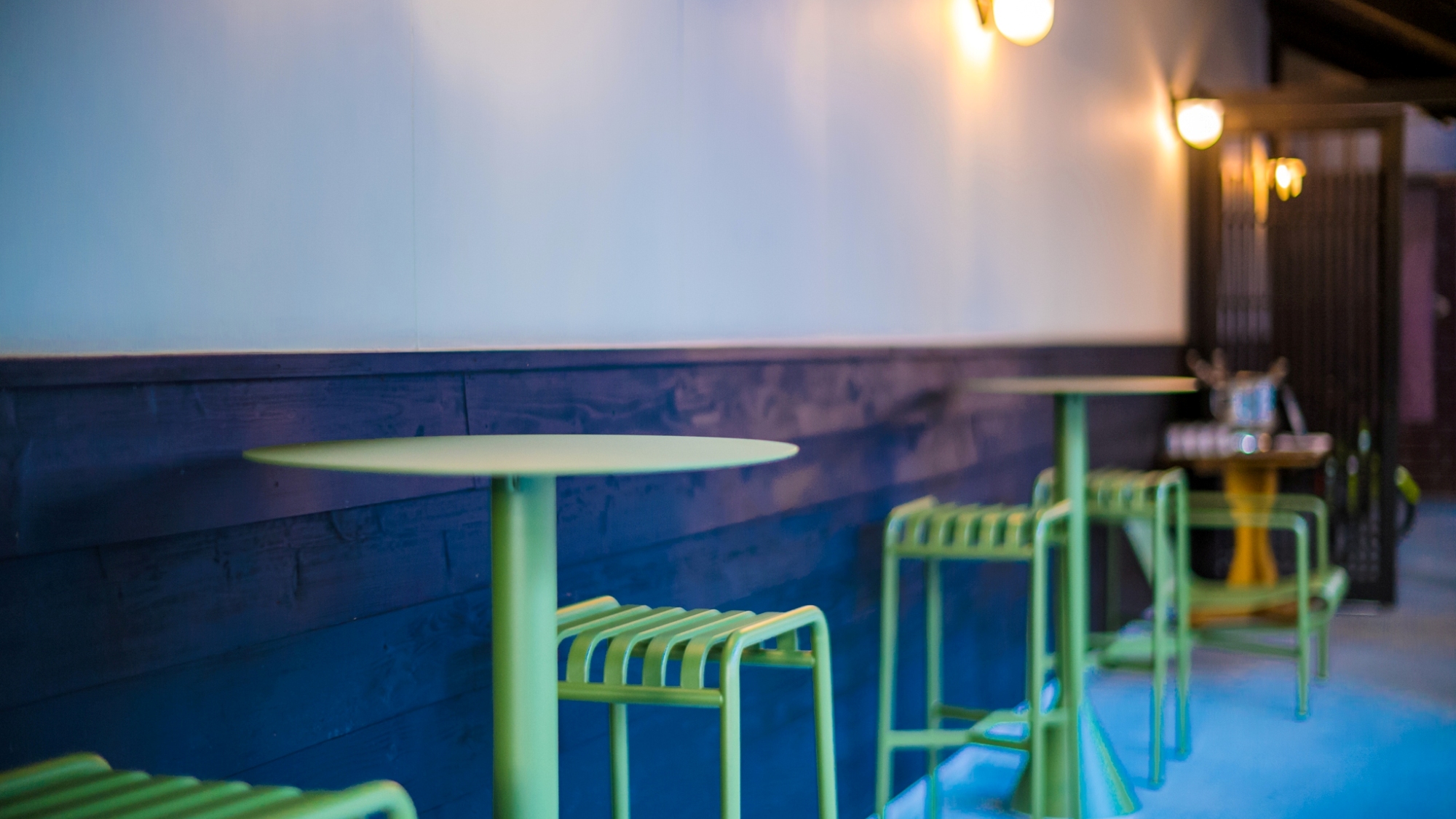 夕涼みの時間に、自由に愉しめるドリンクスペース