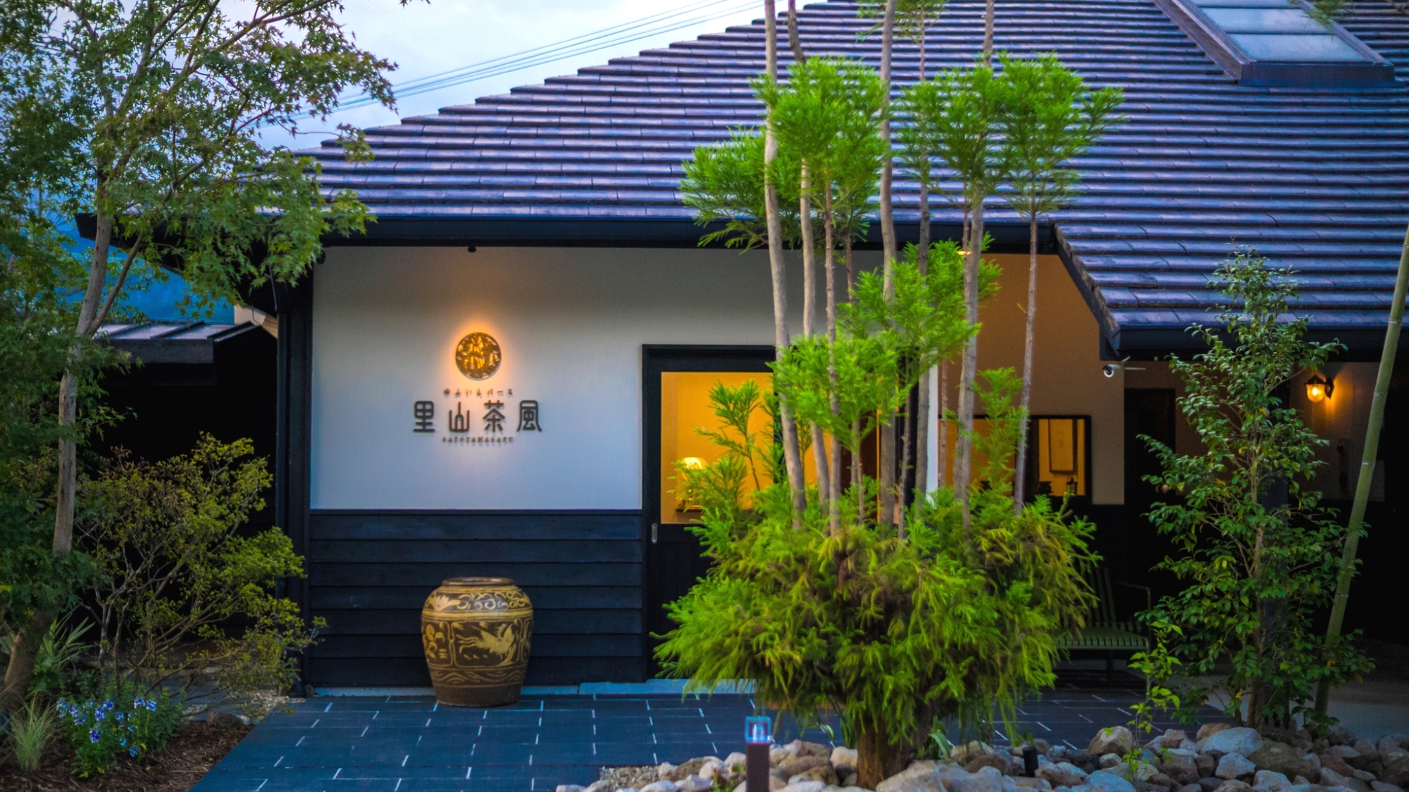 白壁と木の温もりが調和する、湯布院の静かな迎えの空間