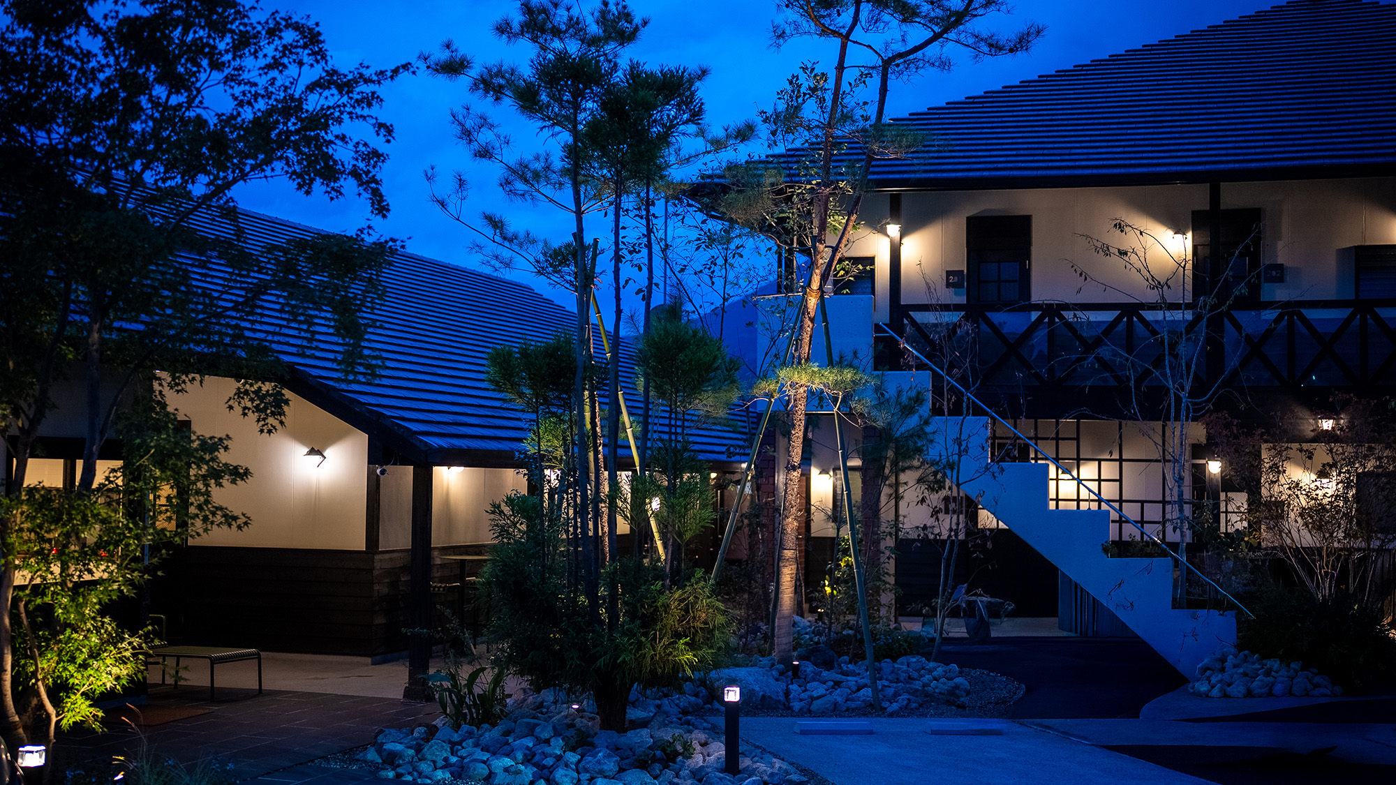 木の香りと柔らかな灯りに包まれて