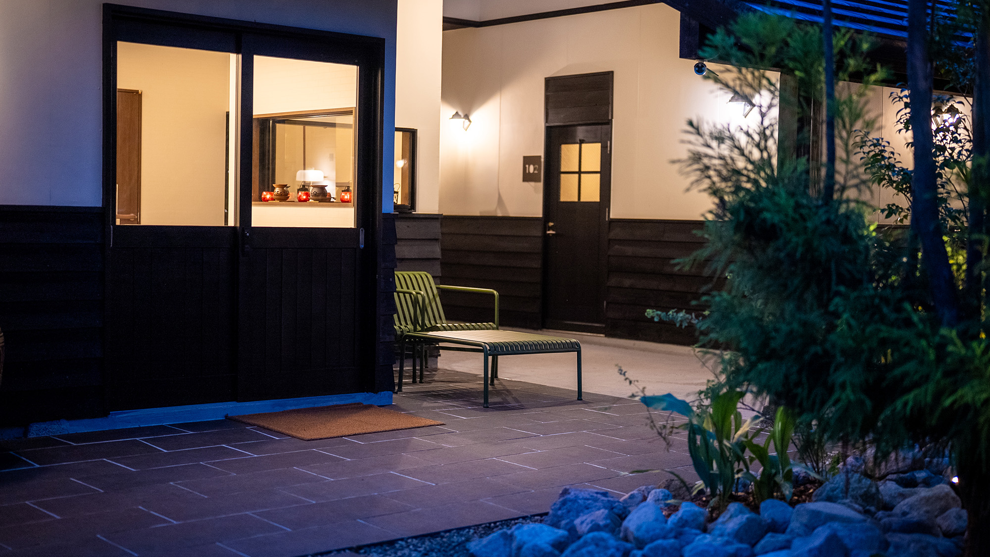 モダンな建物と自然が調和する、湯布院の静かな夜