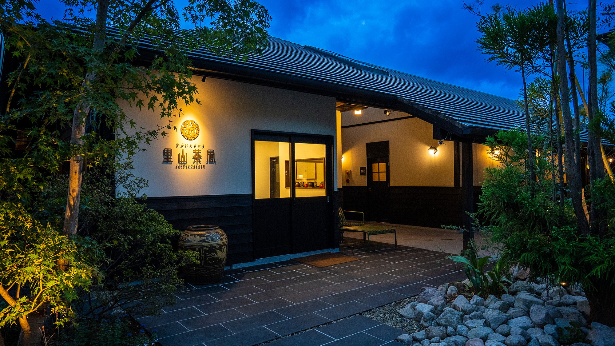 自然の息吹を感じる、湯布院の新しい玄関アプローチ