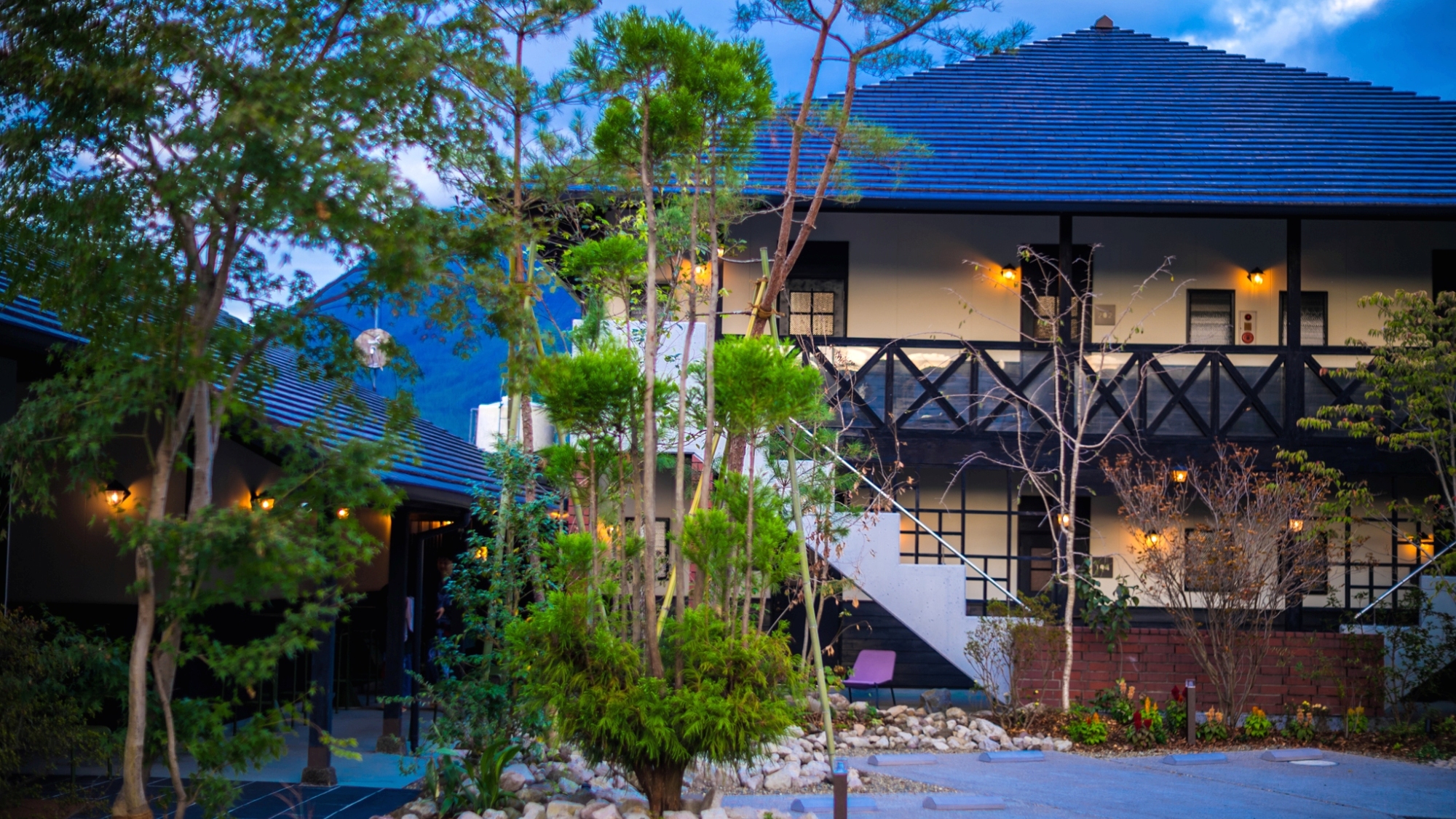 庭の緑と木のぬくもりに癒される、静かな里山の宿