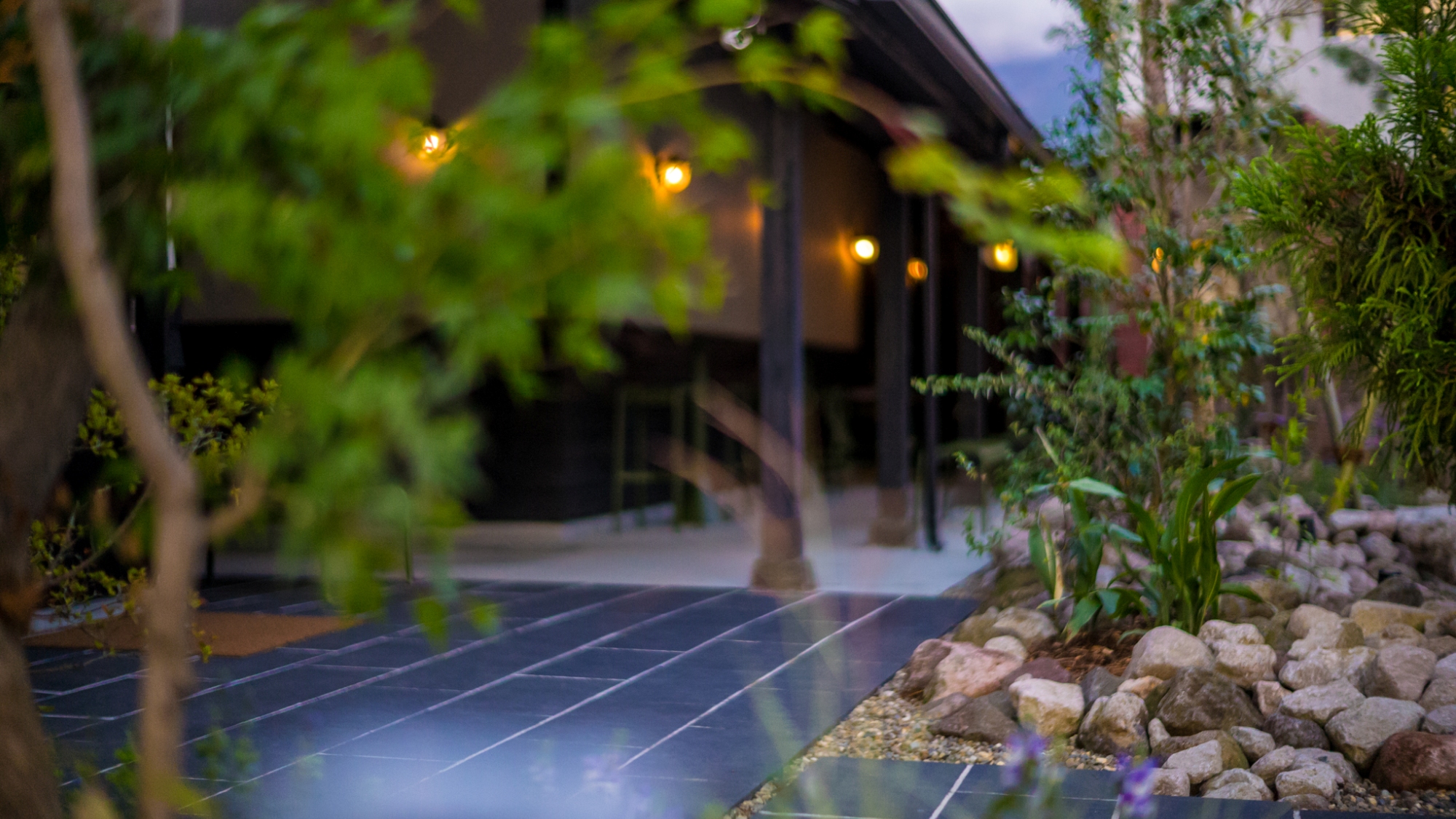 季節の草花と石畳の通路