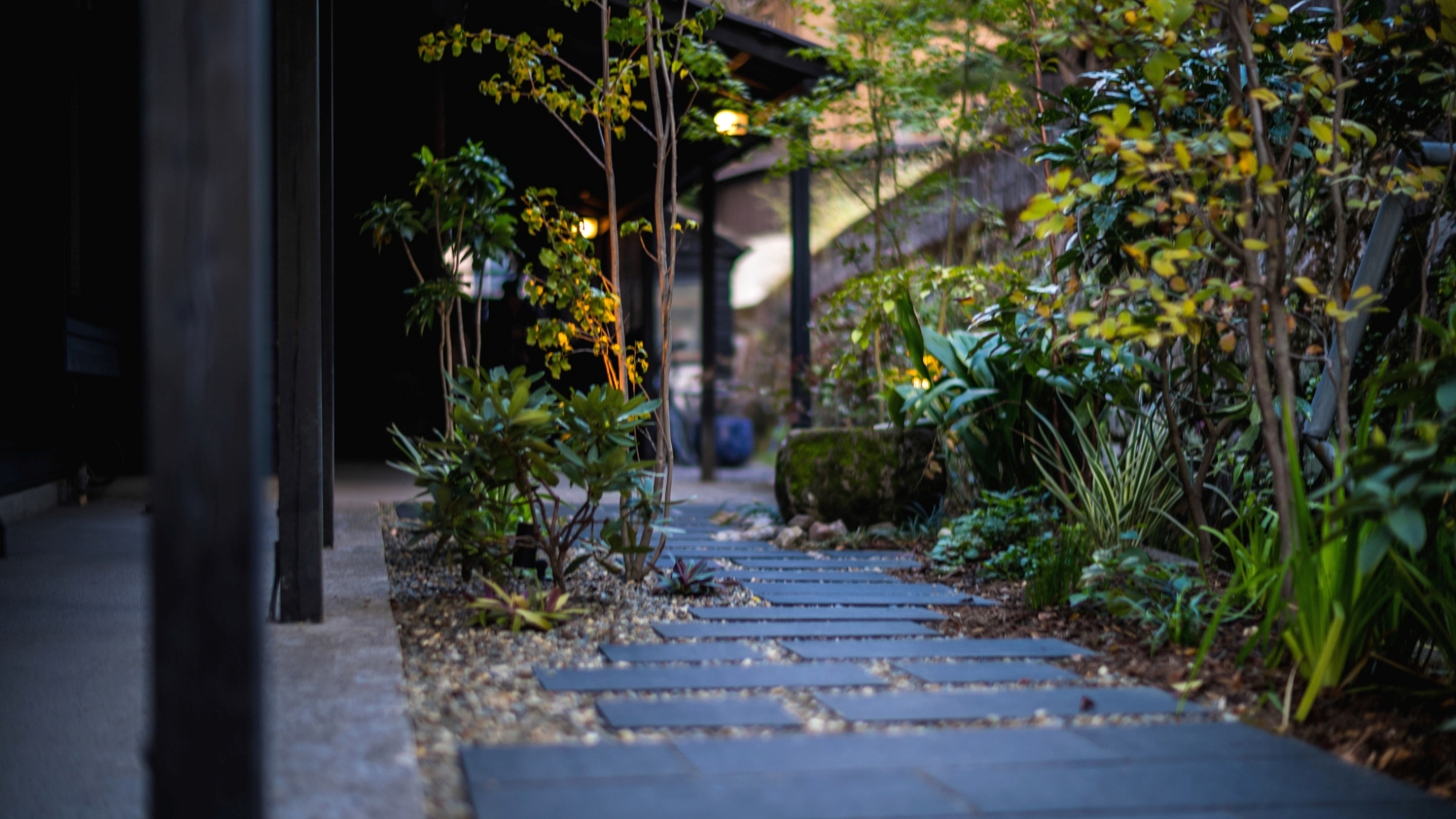 石畳を歩くと、木々の香りと灯りが優しく迎えてくれます