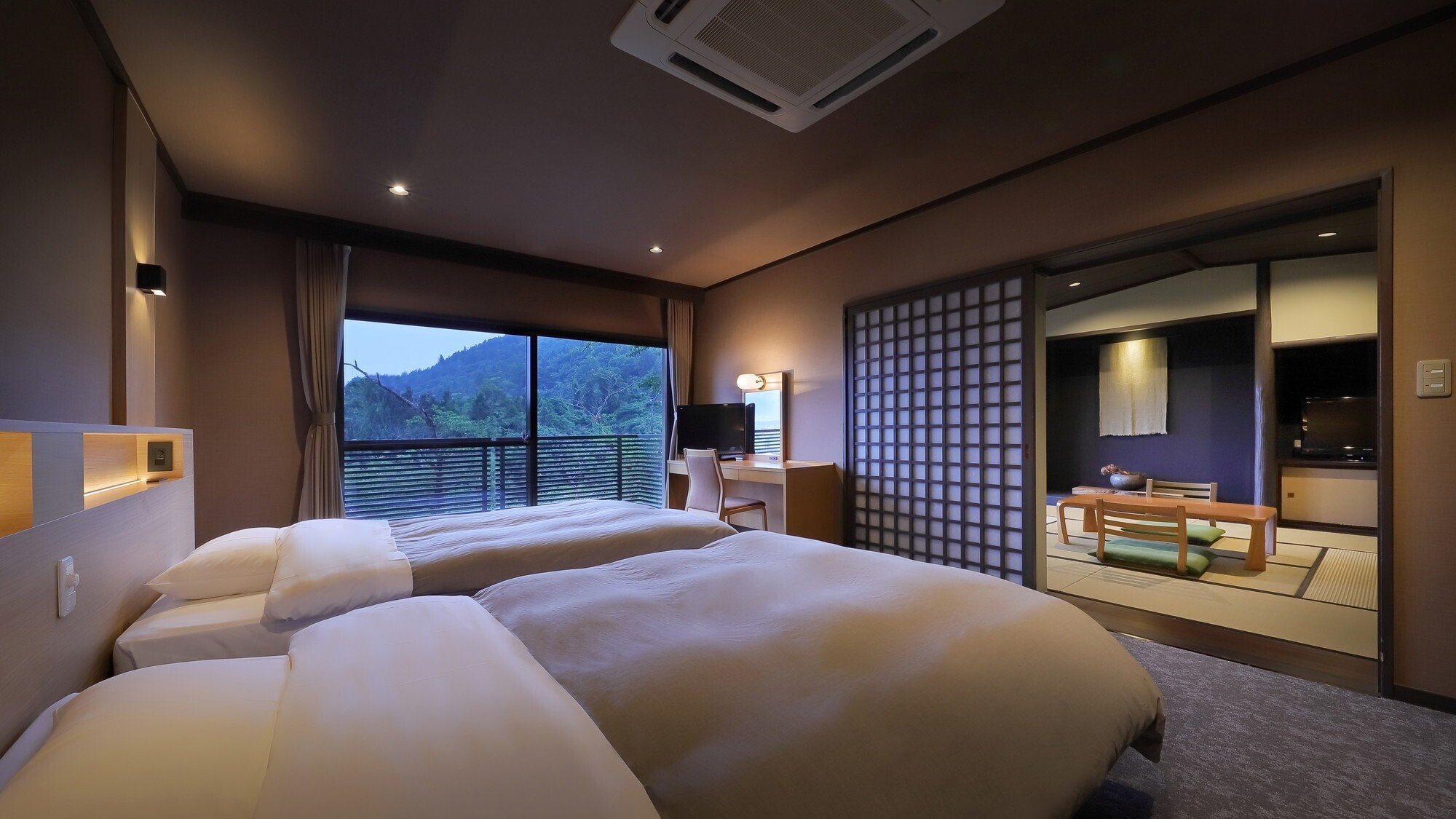 【ジュニアスイート】8畳の和室と洋室がございます。内風呂付きなので、ゆっくりとお寛ぎいただけます