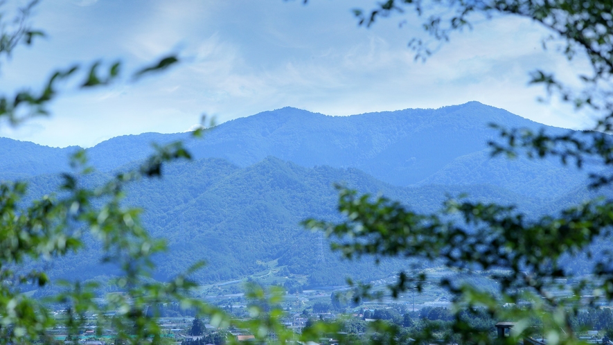 【外観】かみのやま温泉より車で５分。場所がわかりづらいですが山形の自然に囲まれた森の音がございます