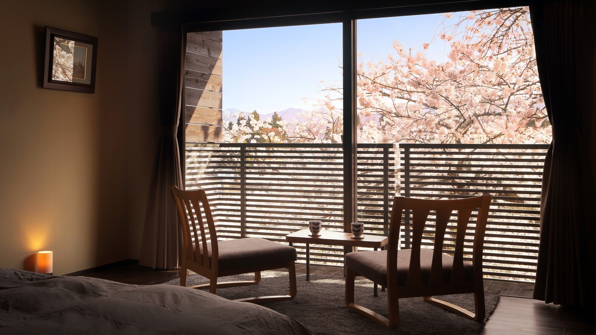 【景観】窓より樹齢約50年の桜の木がご覧いただけます。四季折々の木々の表情をお楽しみいただけます