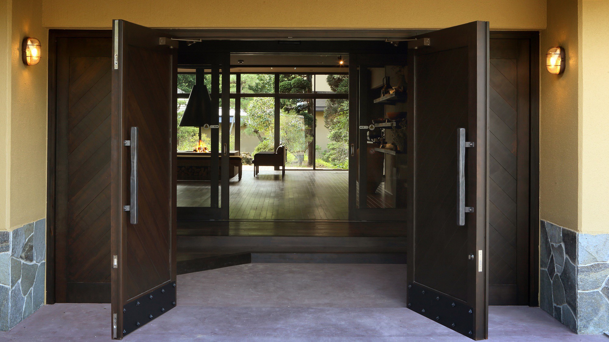 【玄関】重い木製の扉をあけると、自然あふれる森の音空間が広がります